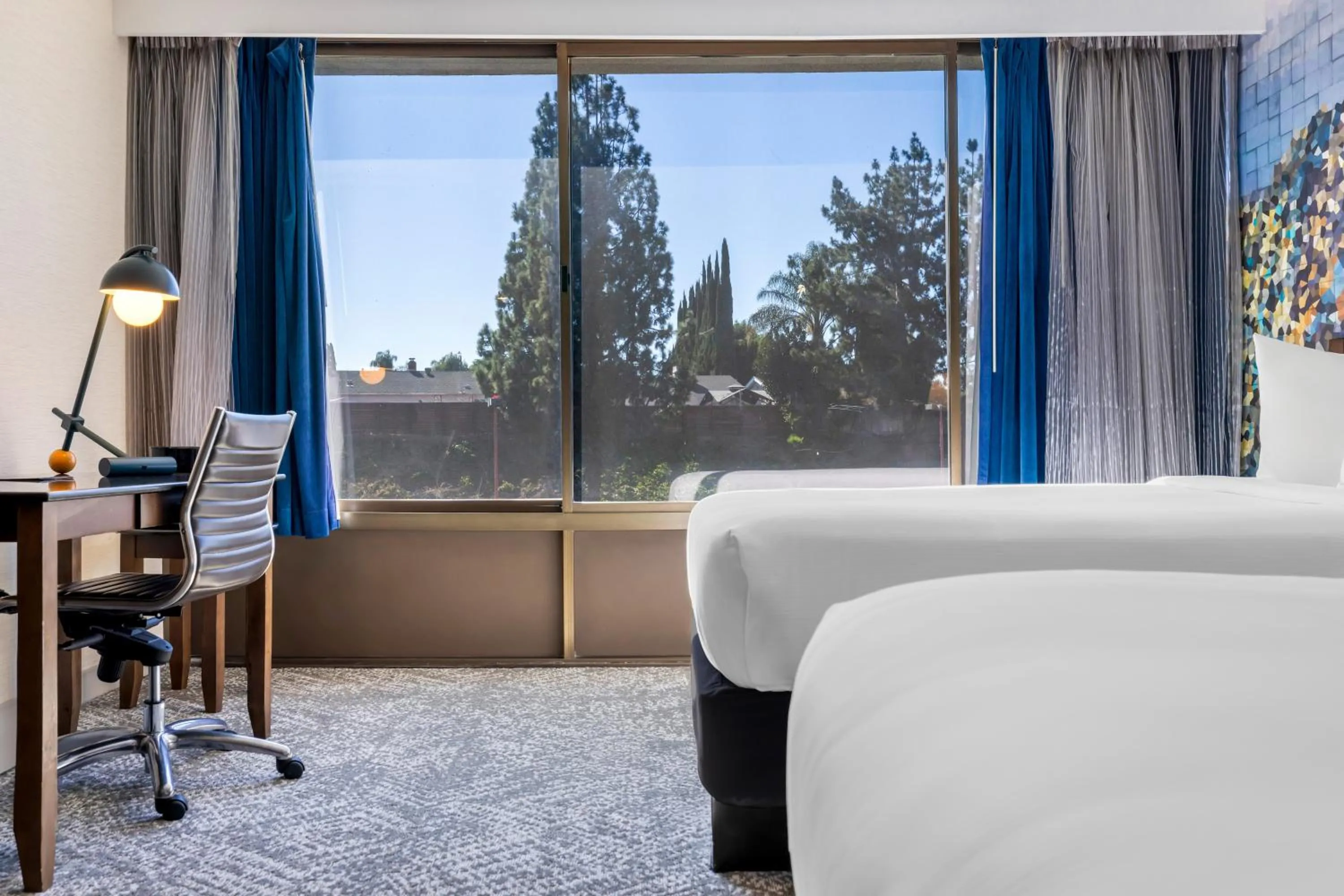 Bedroom, Bed in The Hills Hotel, an IHG Hotel