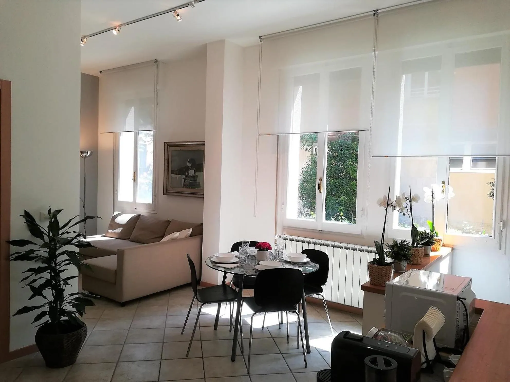 Dining area in Portobello Apartments