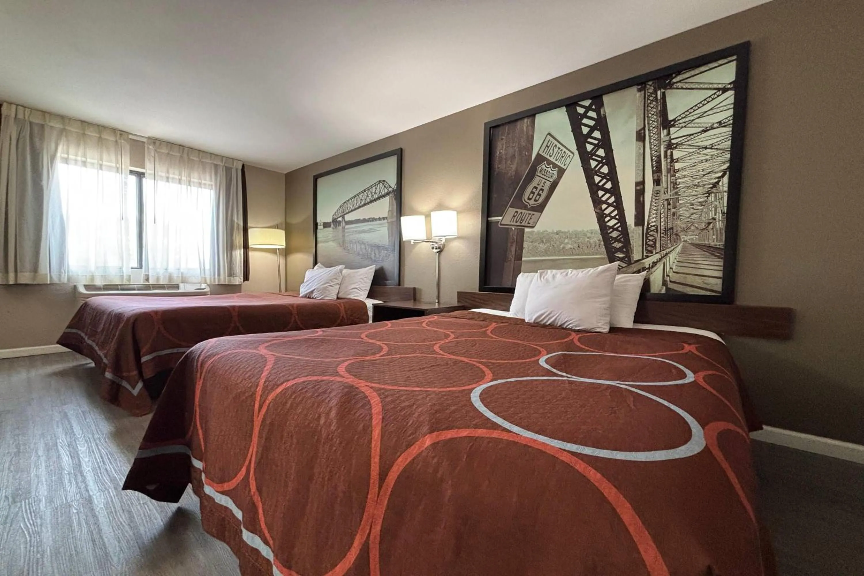 Photo of the whole room, Bed in Super 8 by Wyndham Alton