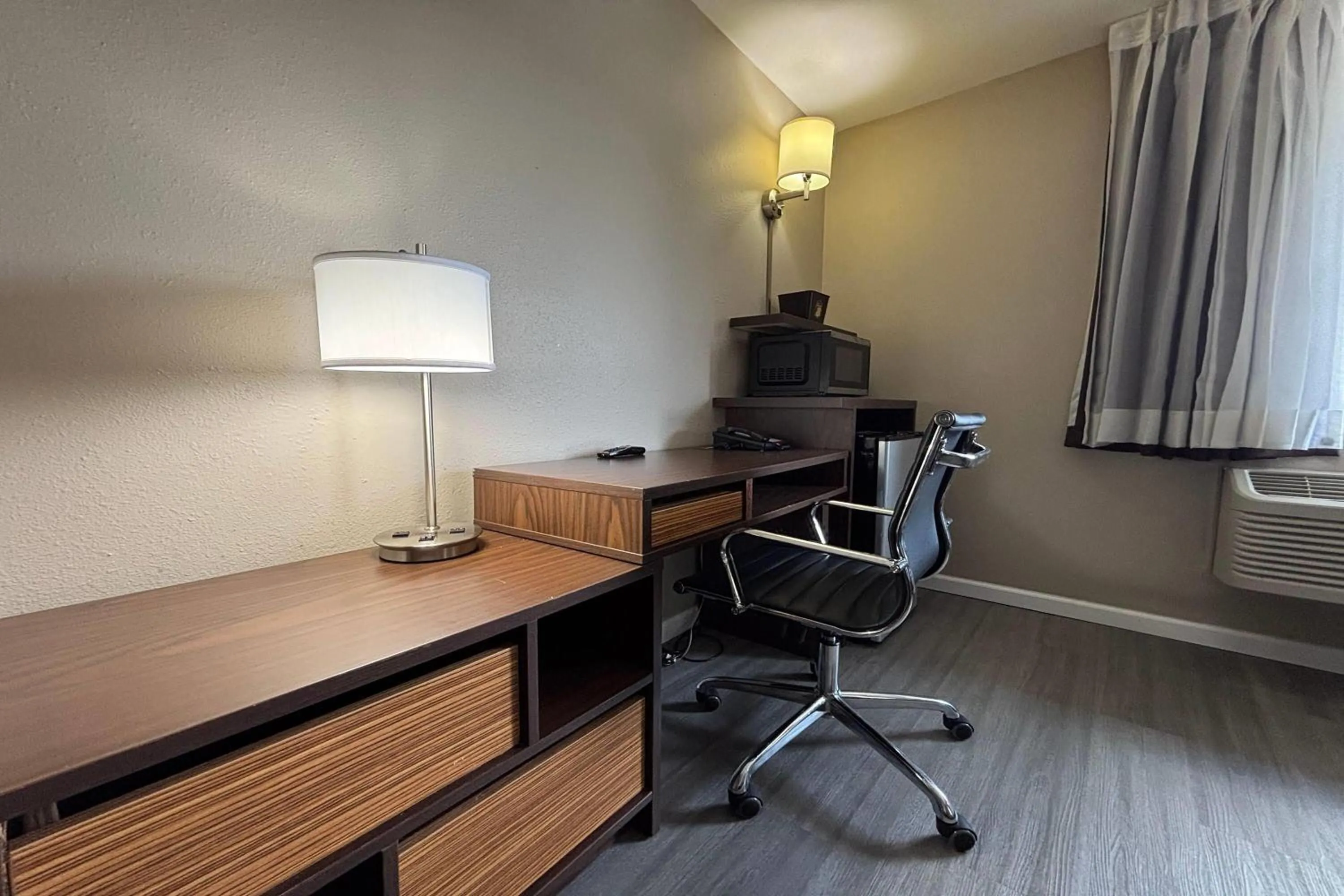 Photo of the whole room in Super 8 by Wyndham Alton