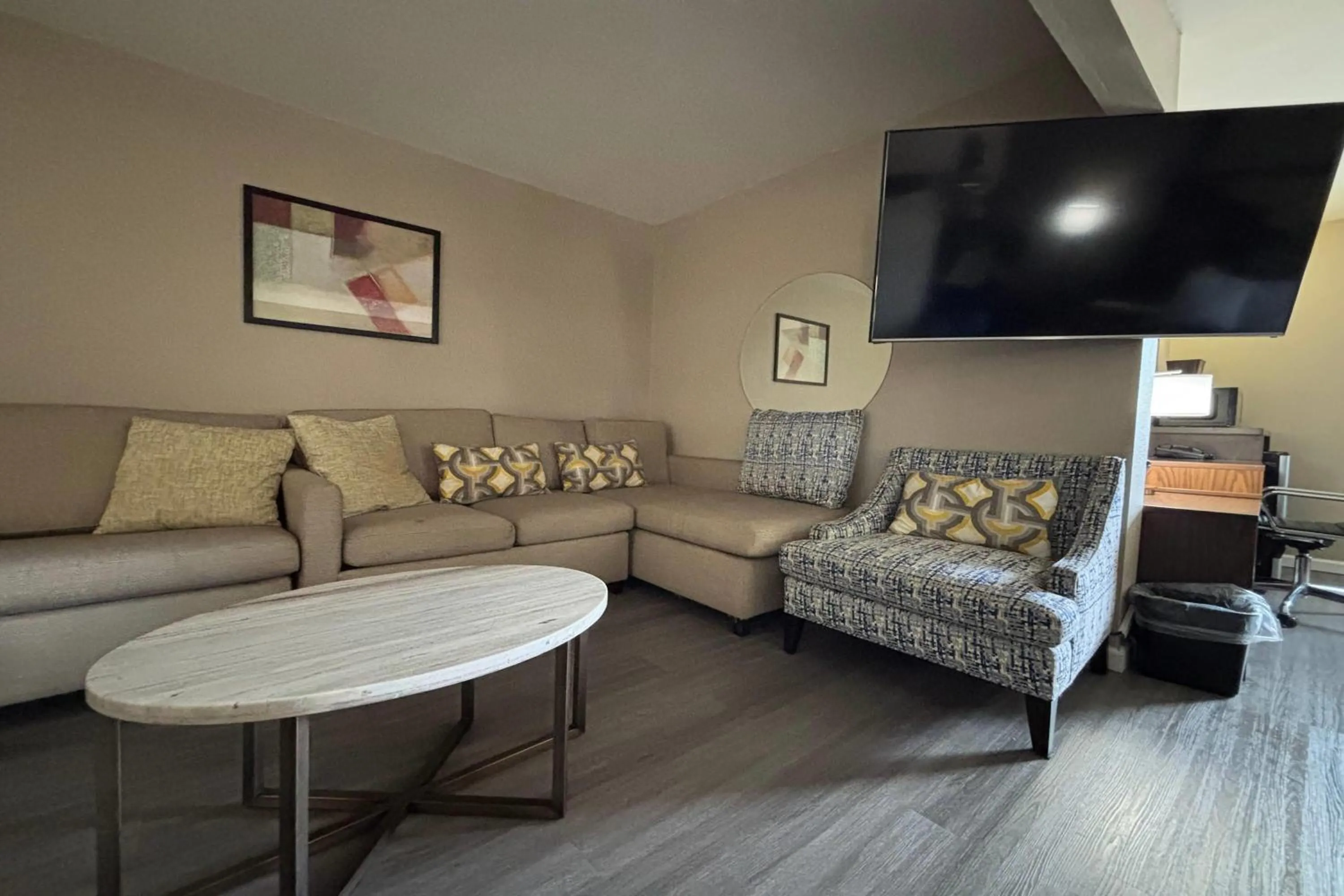 Photo of the whole room in Super 8 by Wyndham Alton