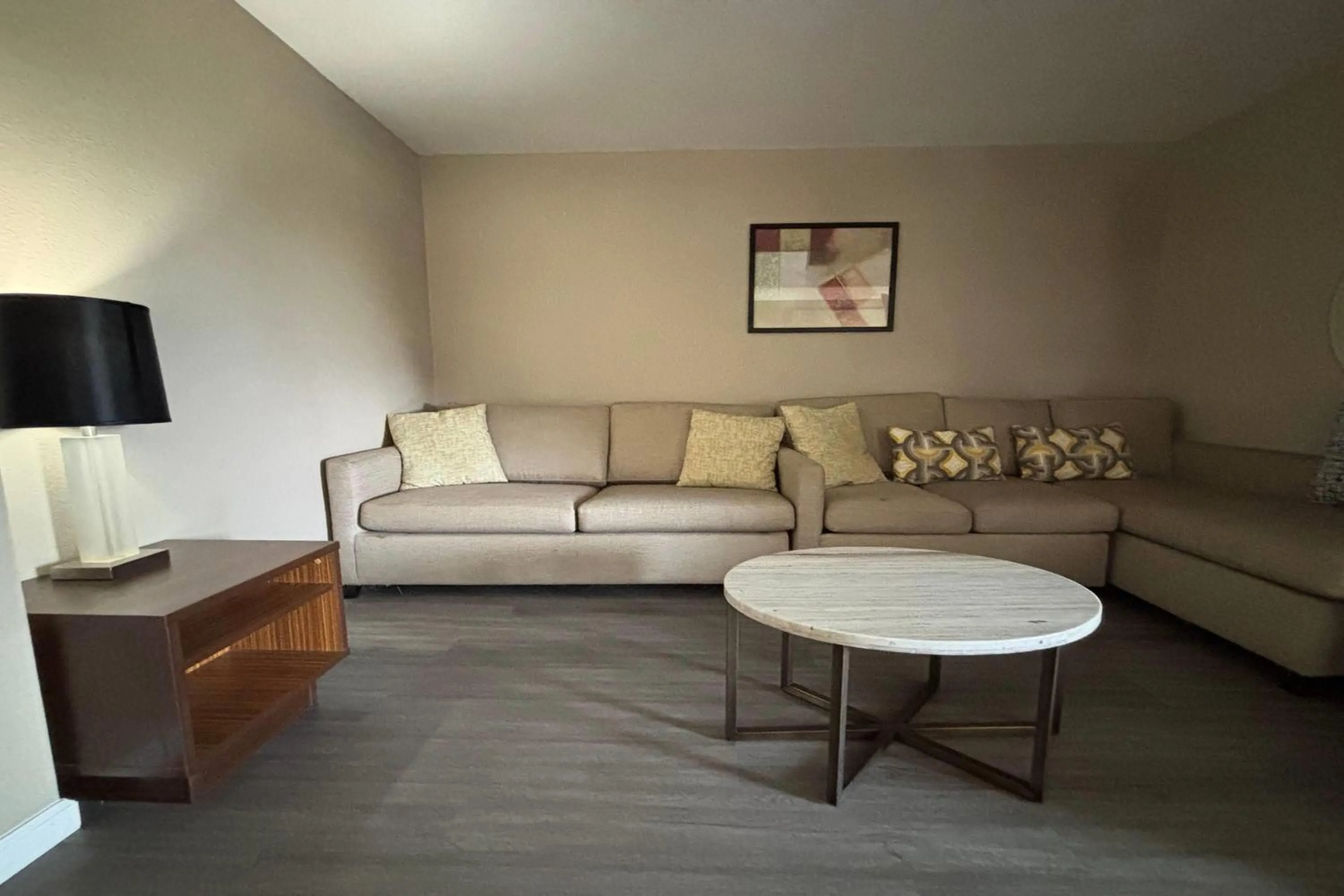 Photo of the whole room in Super 8 by Wyndham Alton