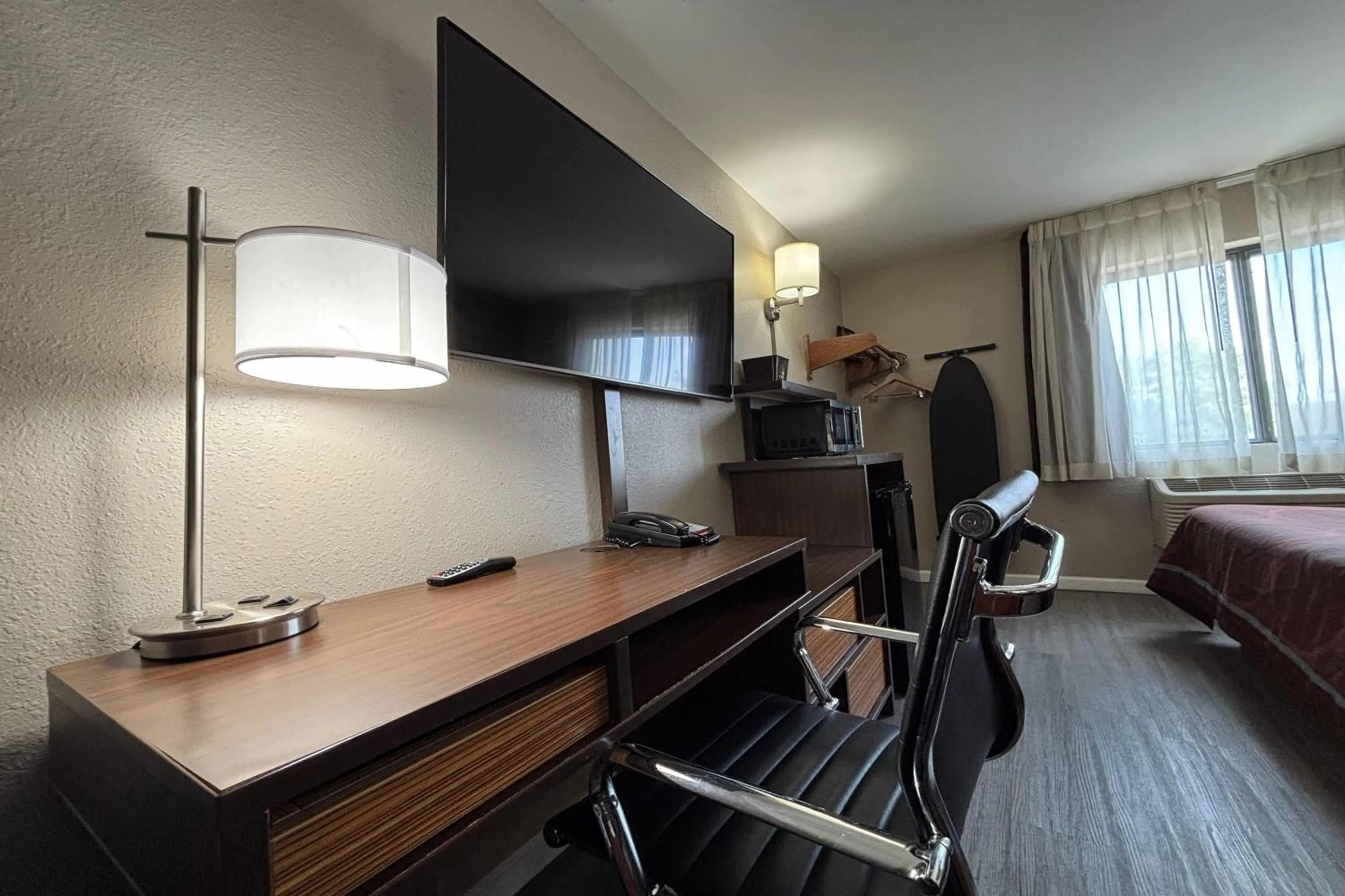 Photo of the whole room, Bed in Super 8 by Wyndham Alton