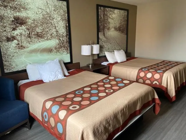 Bedroom, Bed in Super 8 by Wyndham Alton