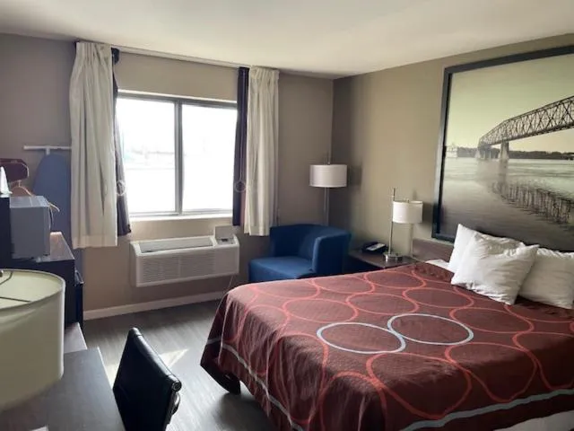 Bedroom, Bed in Super 8 by Wyndham Alton