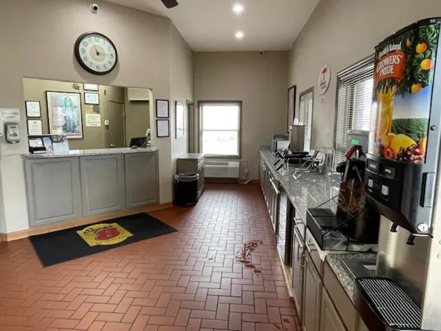 Super 8 by Wyndham Alton