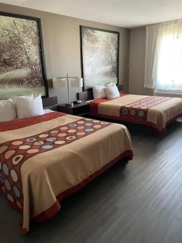Bedroom, Bed in Super 8 by Wyndham Alton