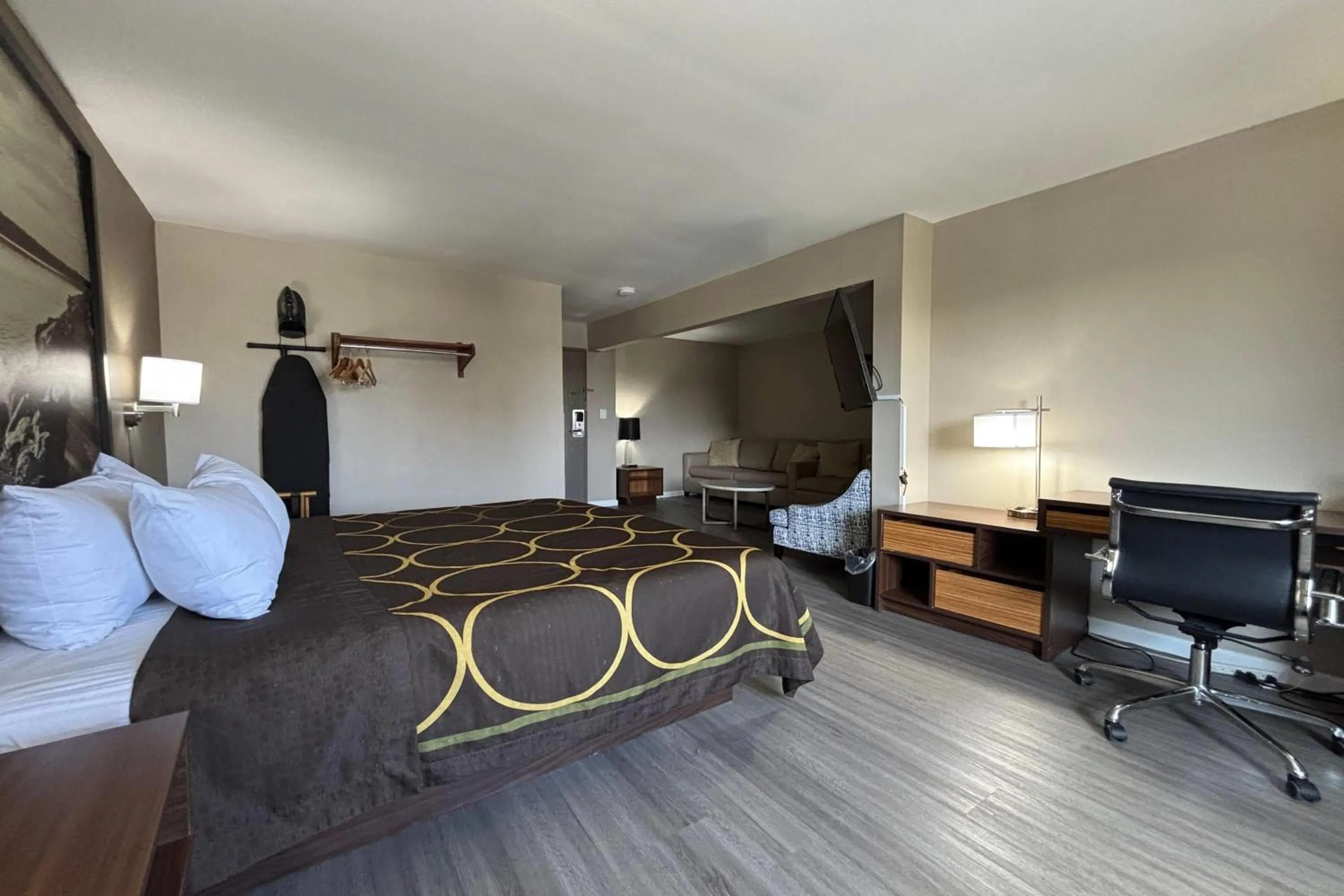 Photo of the whole room in Super 8 by Wyndham Alton