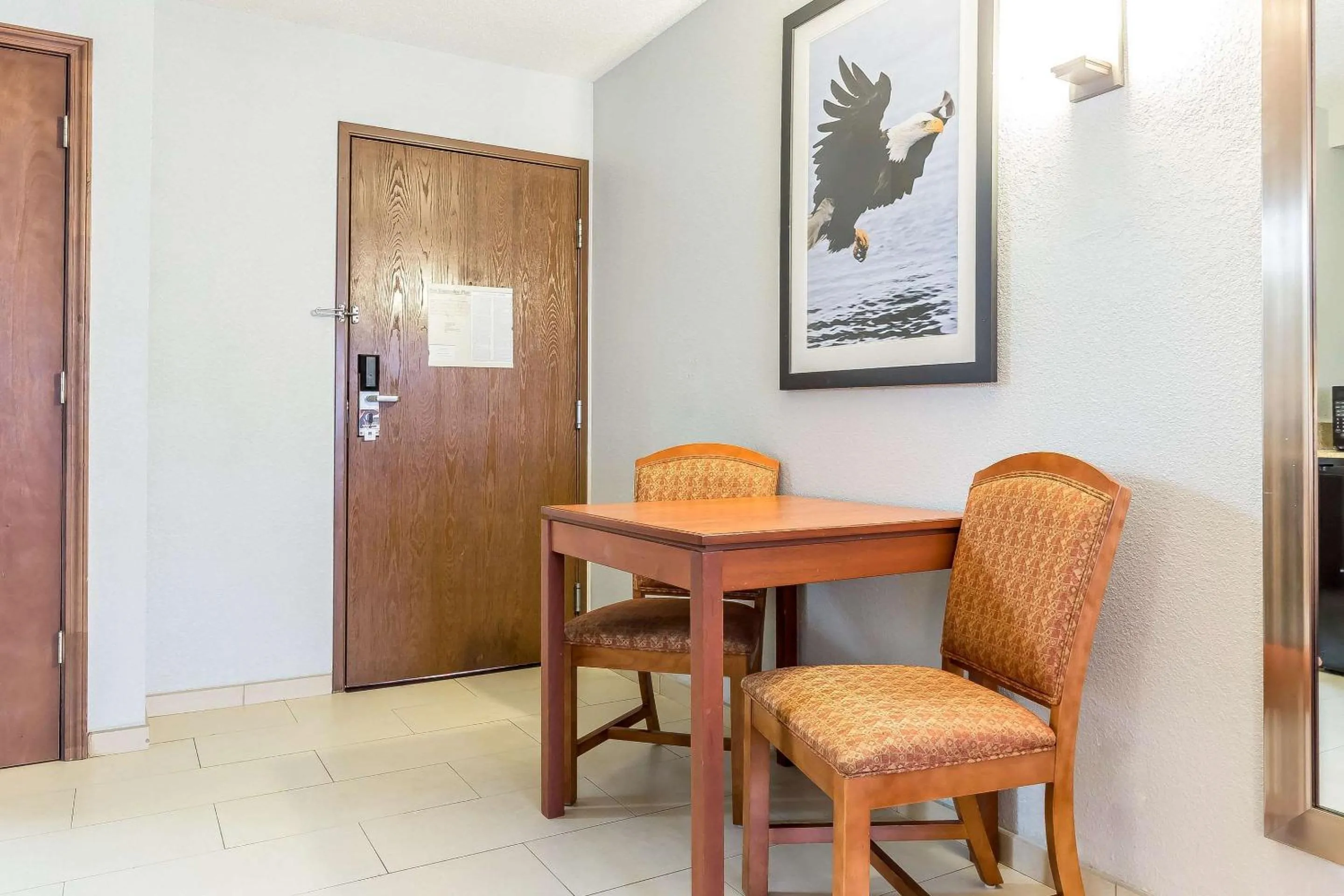 Bedroom in Comfort Inn Alton near I-255