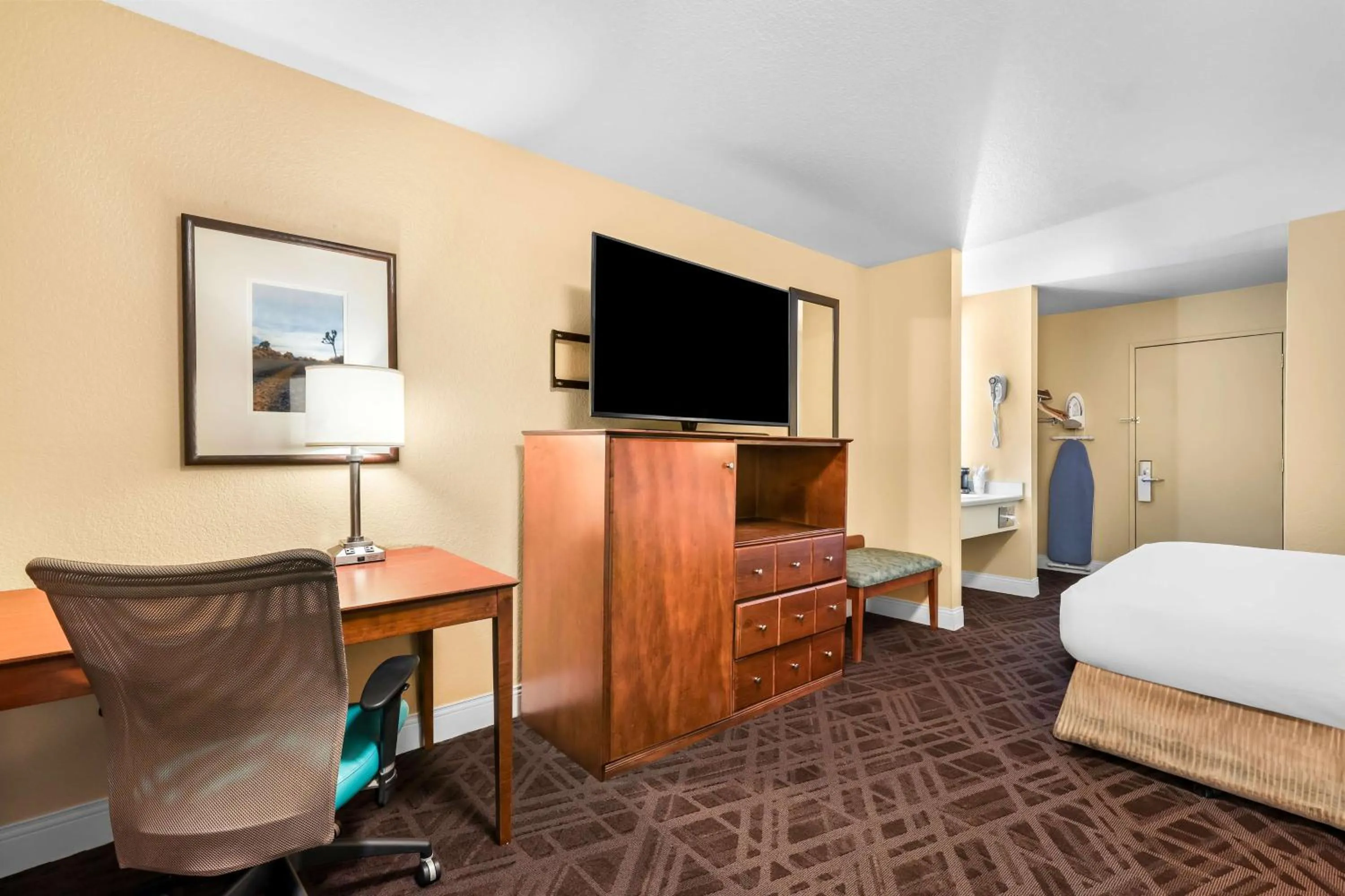 Bedroom, Bed in Sure Stay Plus by Best Western Twentynine Palms Joshua Tree