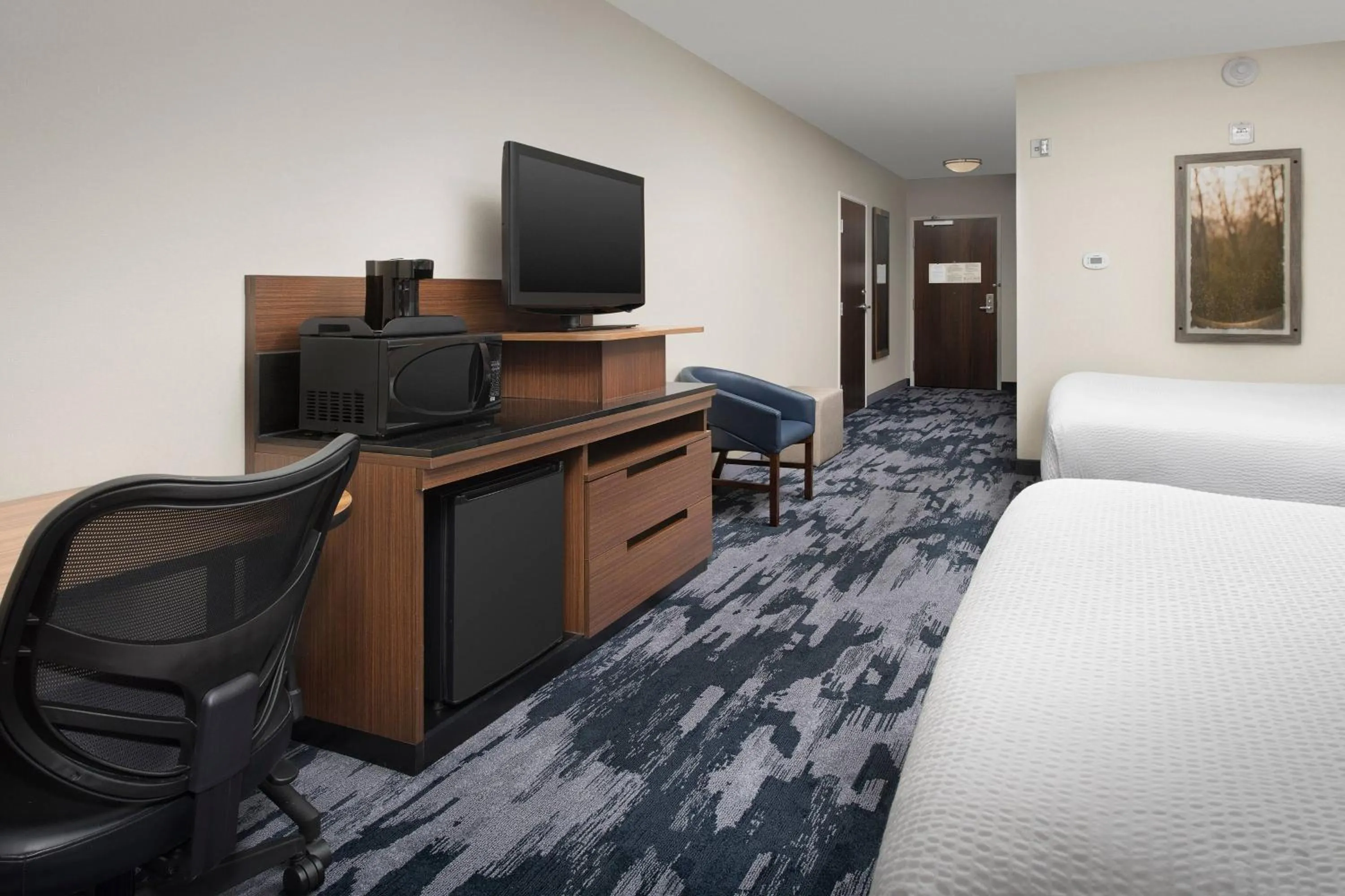 Photo of the whole room, Bed in Fairfield Inn & Suites Baltimore BWI Airport