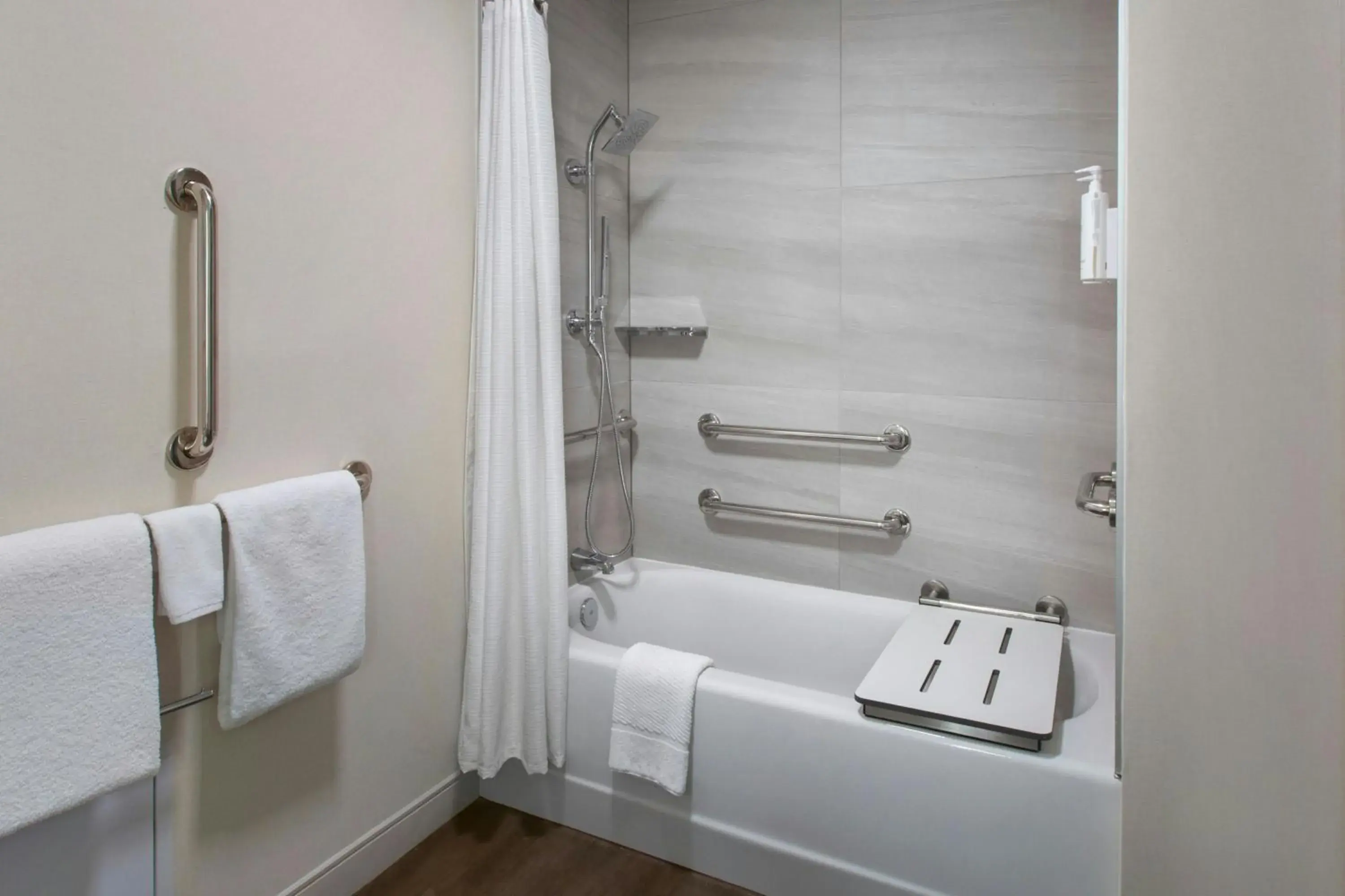 King Room with Adapted Tub - Mobility Accessible in Buffalo Marriott Niagara King Room with Adapted Tub - Mobility Accessible in Buffalo Marriott Niagara