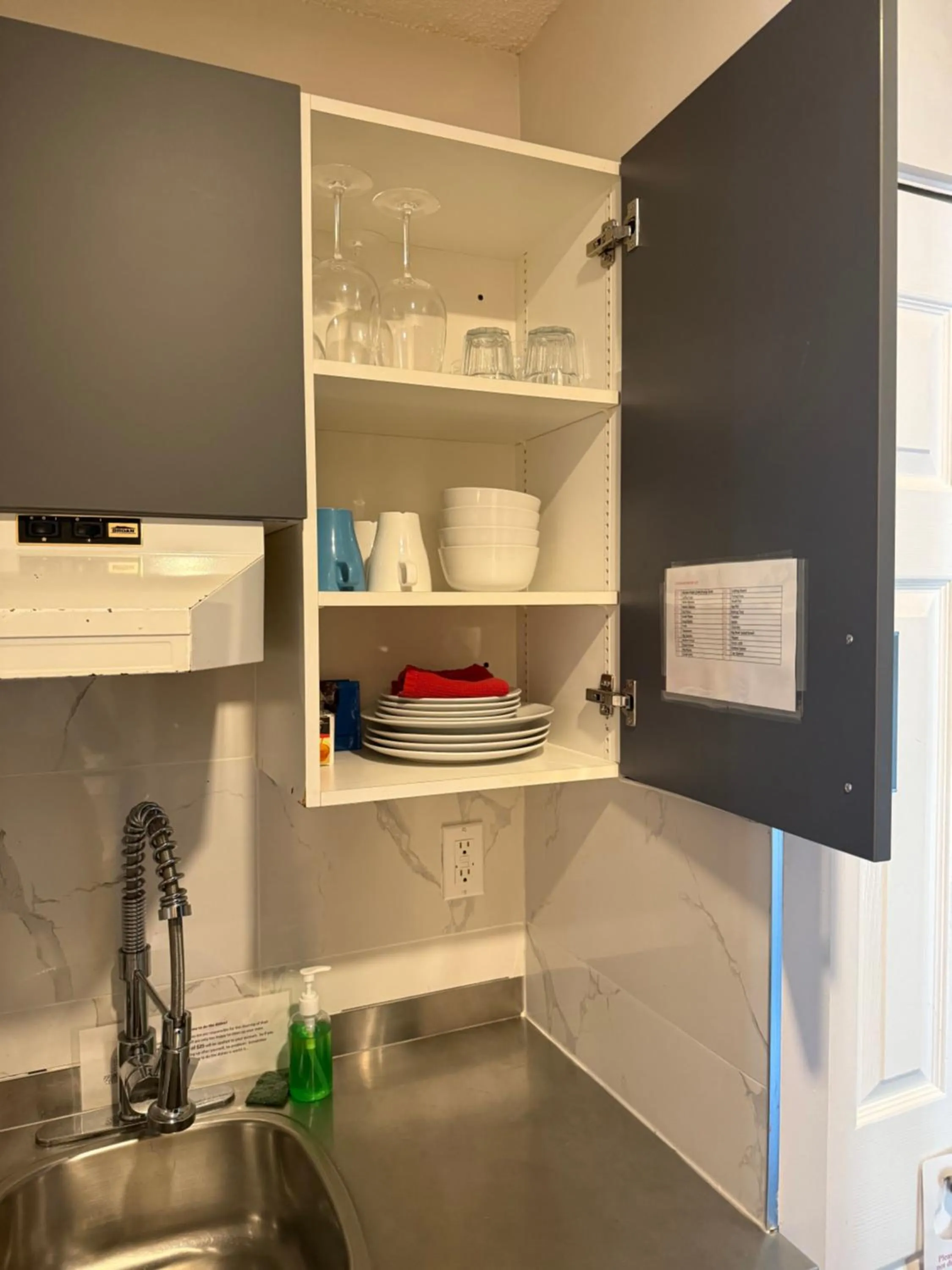 Kitchen or kitchenette in Sand Pebbles Inn