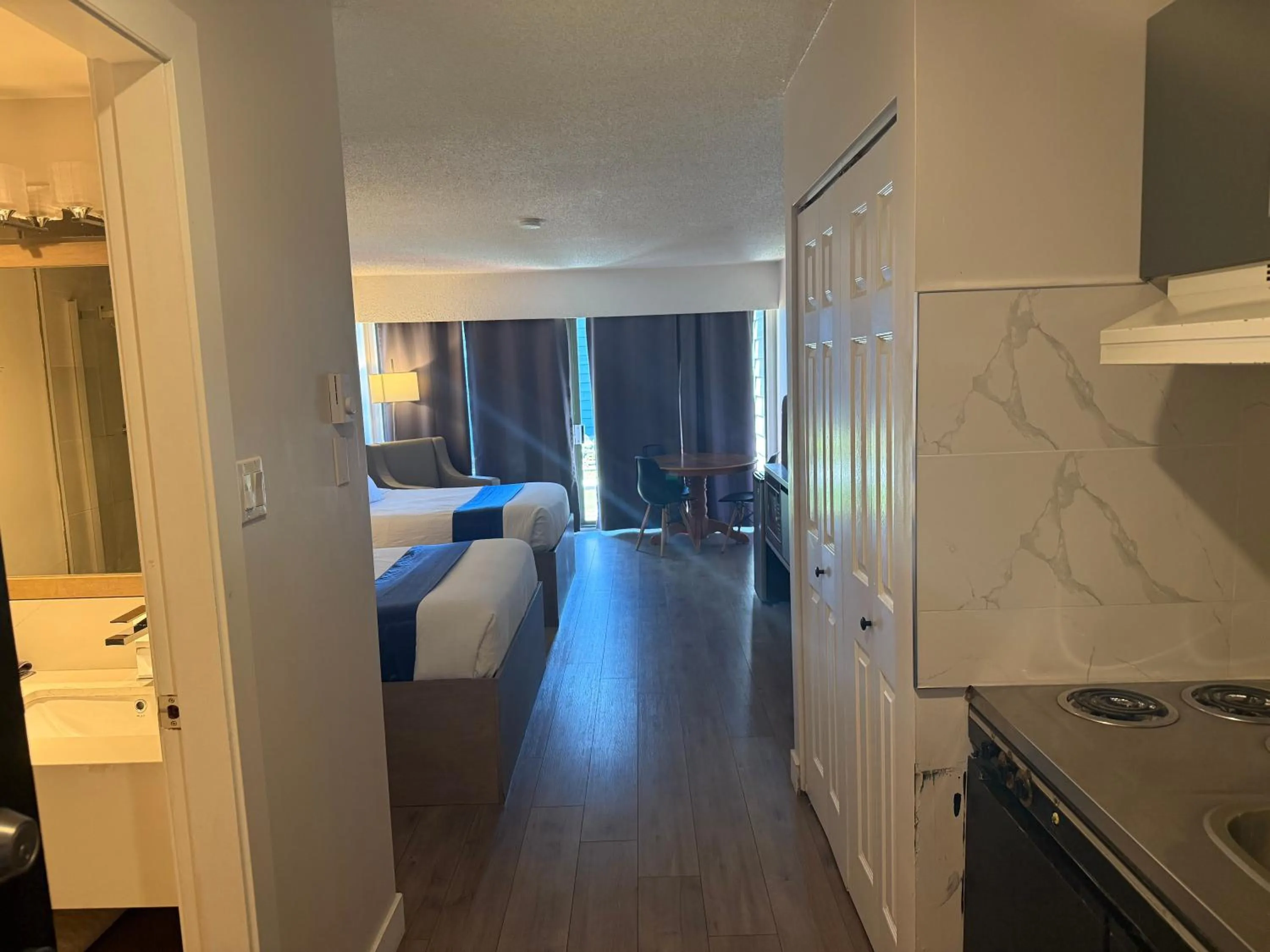 Photo of the whole room, Bed in Sand Pebbles Inn