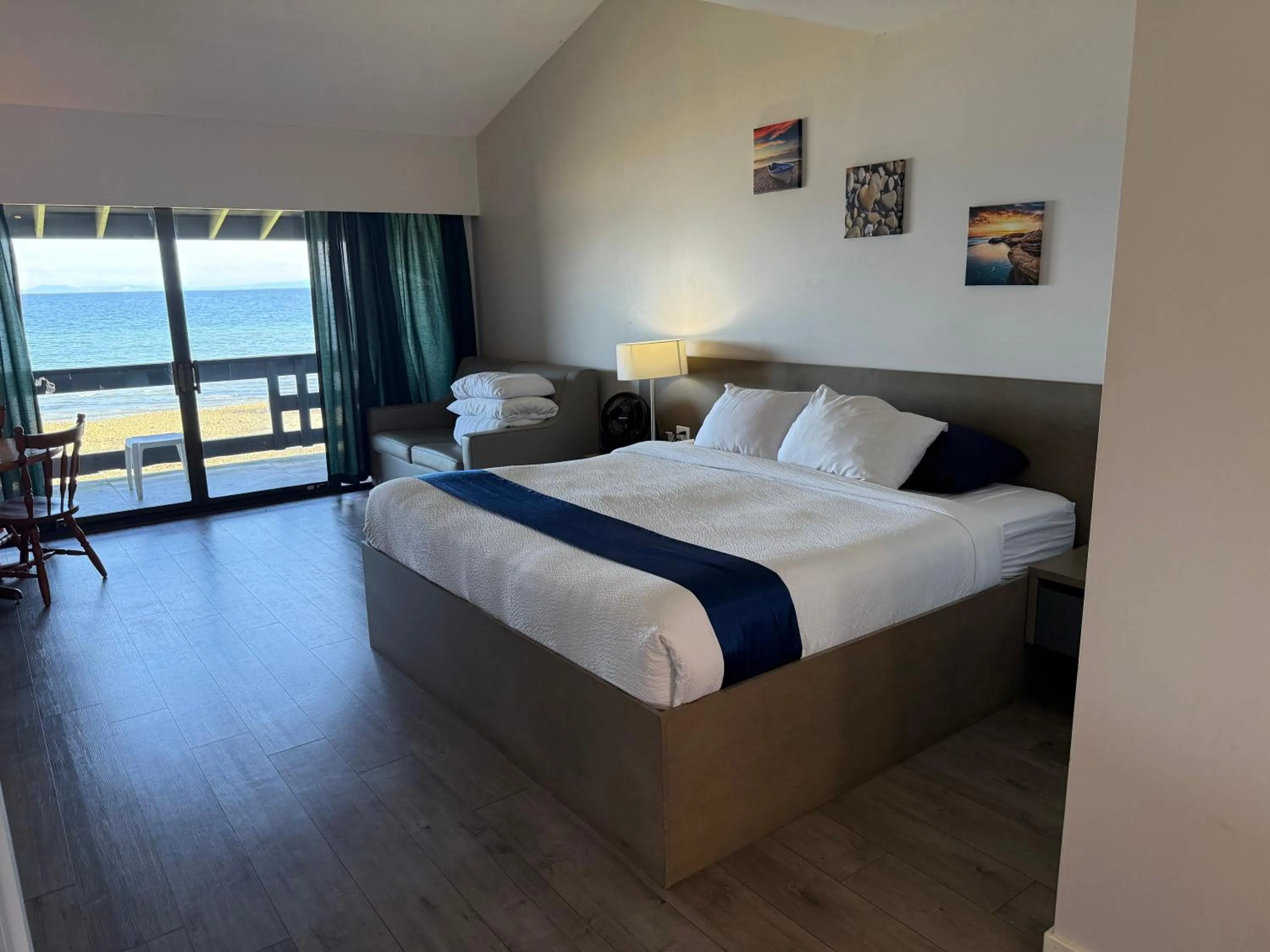 Bed in Sand Pebbles Inn