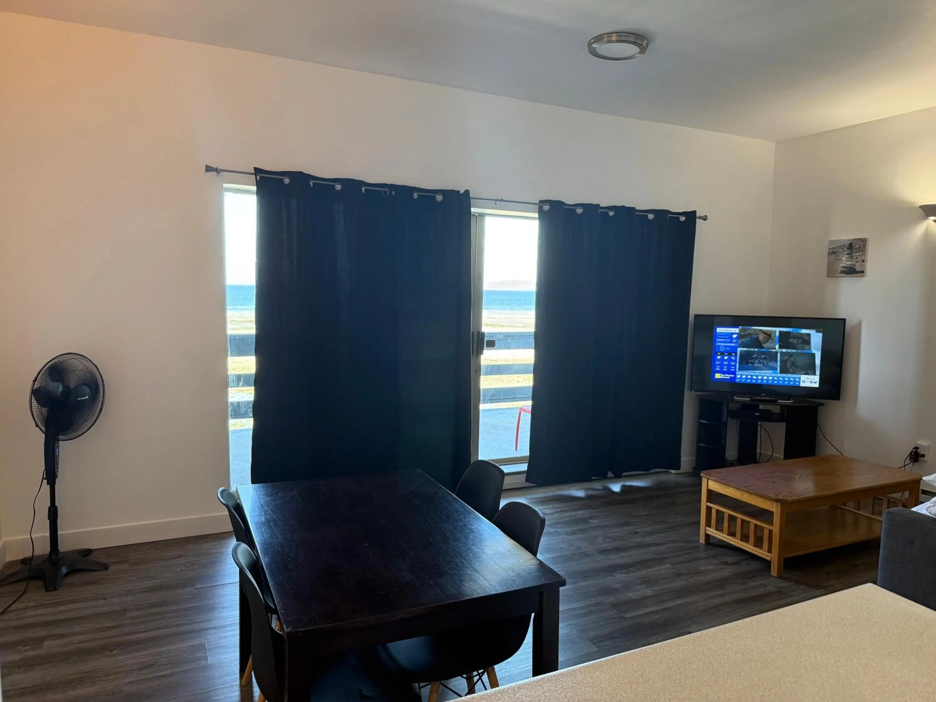 Dining area, Bed in Sand Pebbles Inn