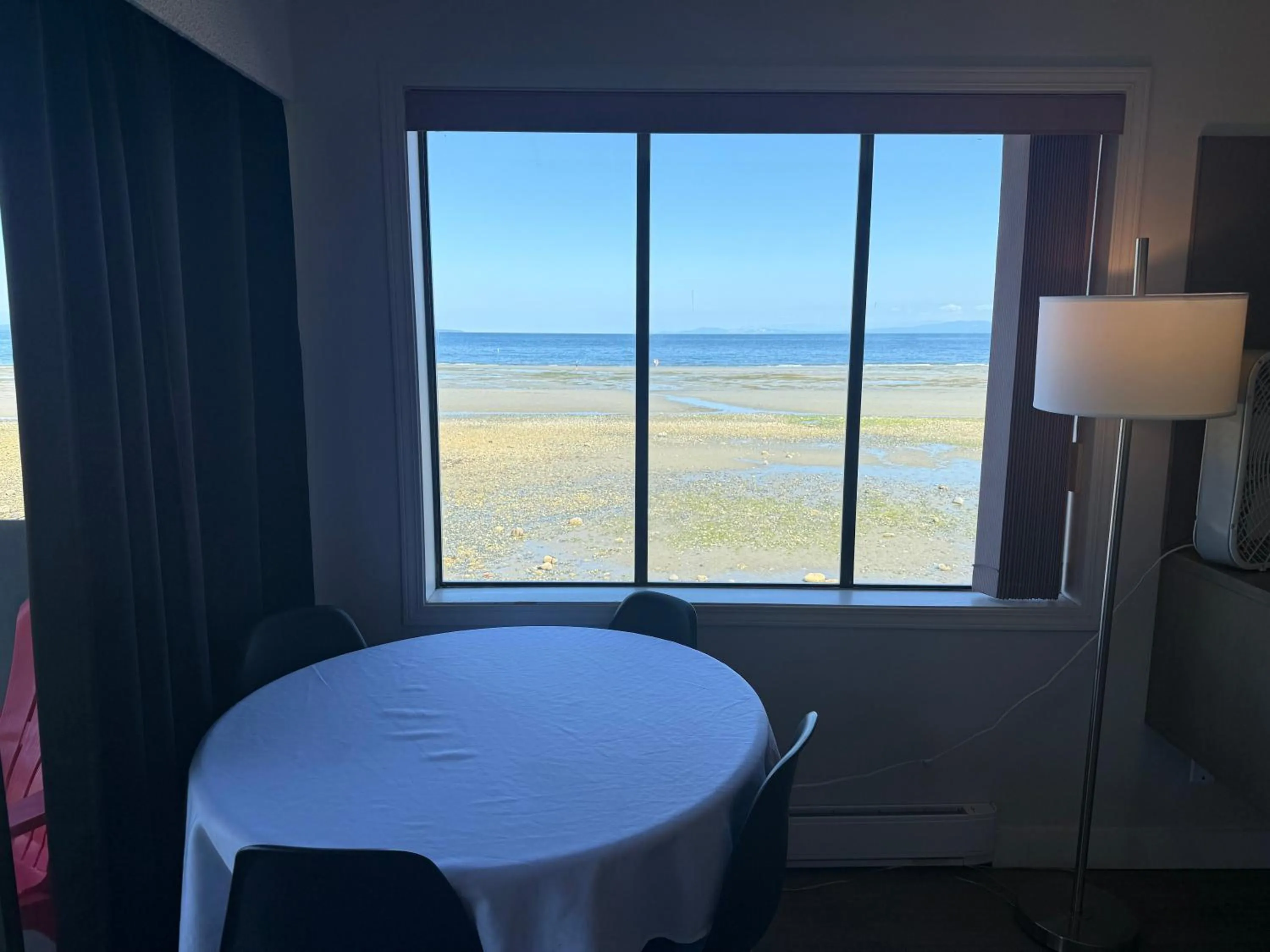 Seating area, Bed in Sand Pebbles Inn