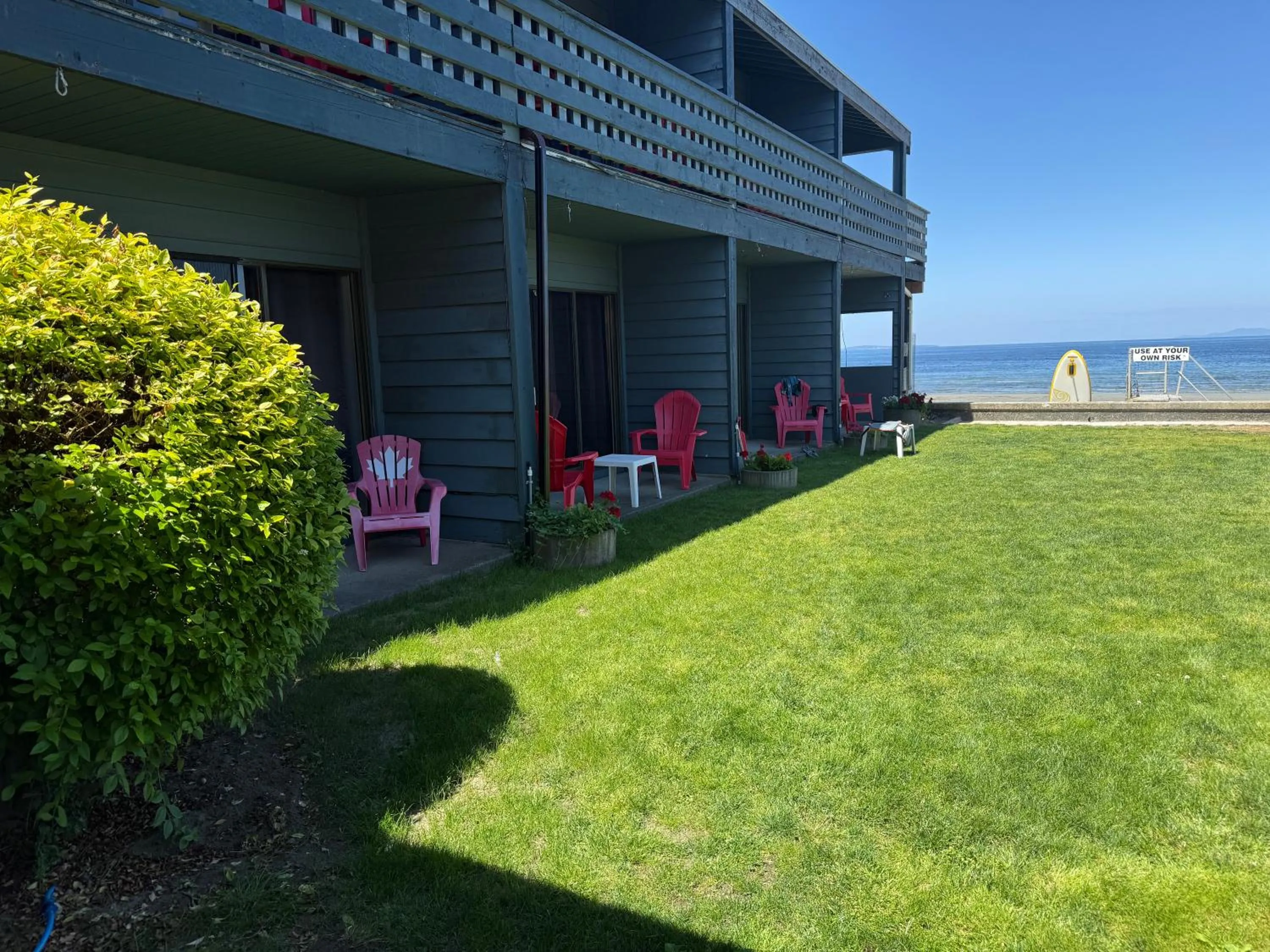 Seating area in Sand Pebbles Inn