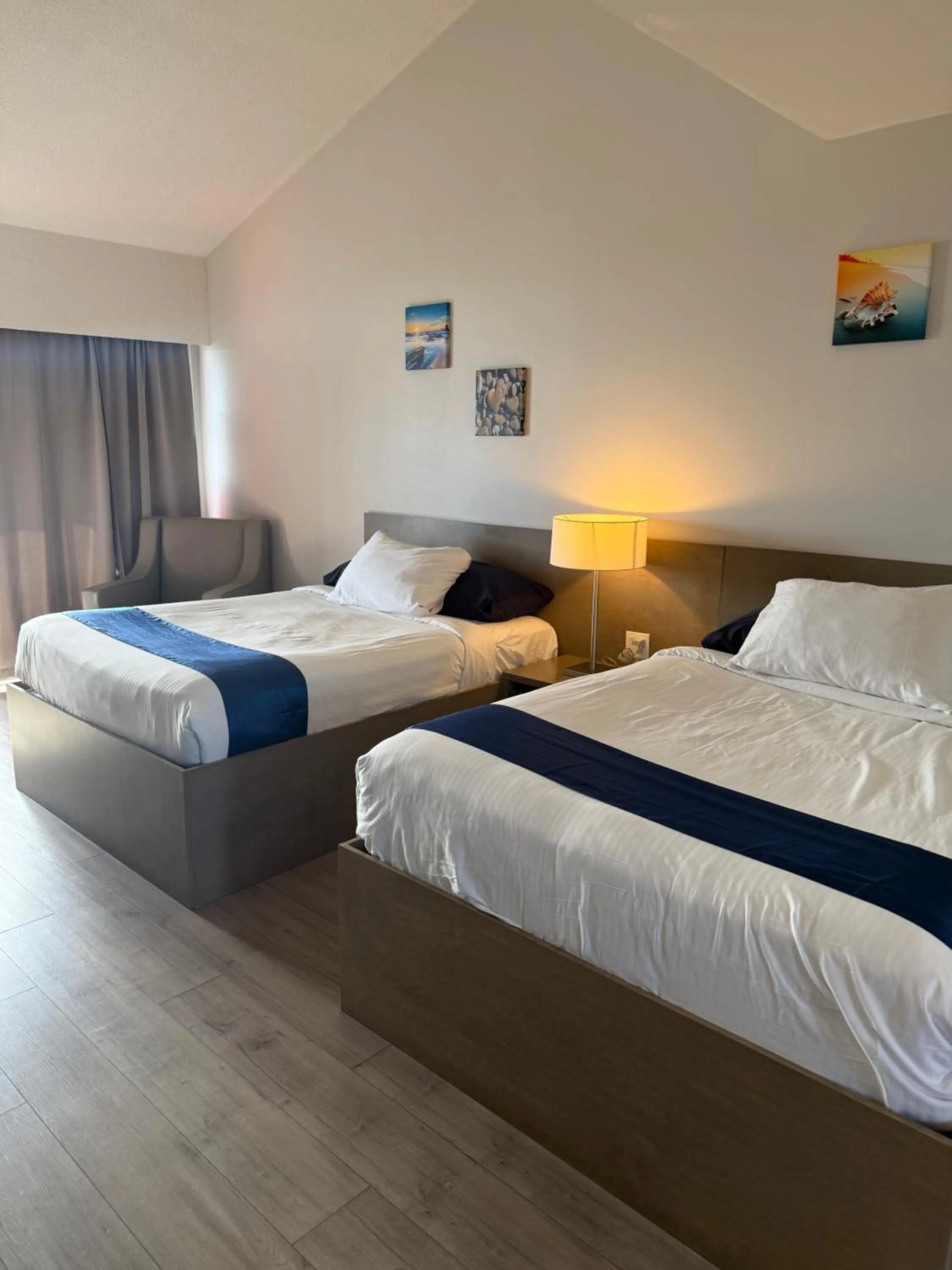 Bedroom, Bed in Sand Pebbles Inn