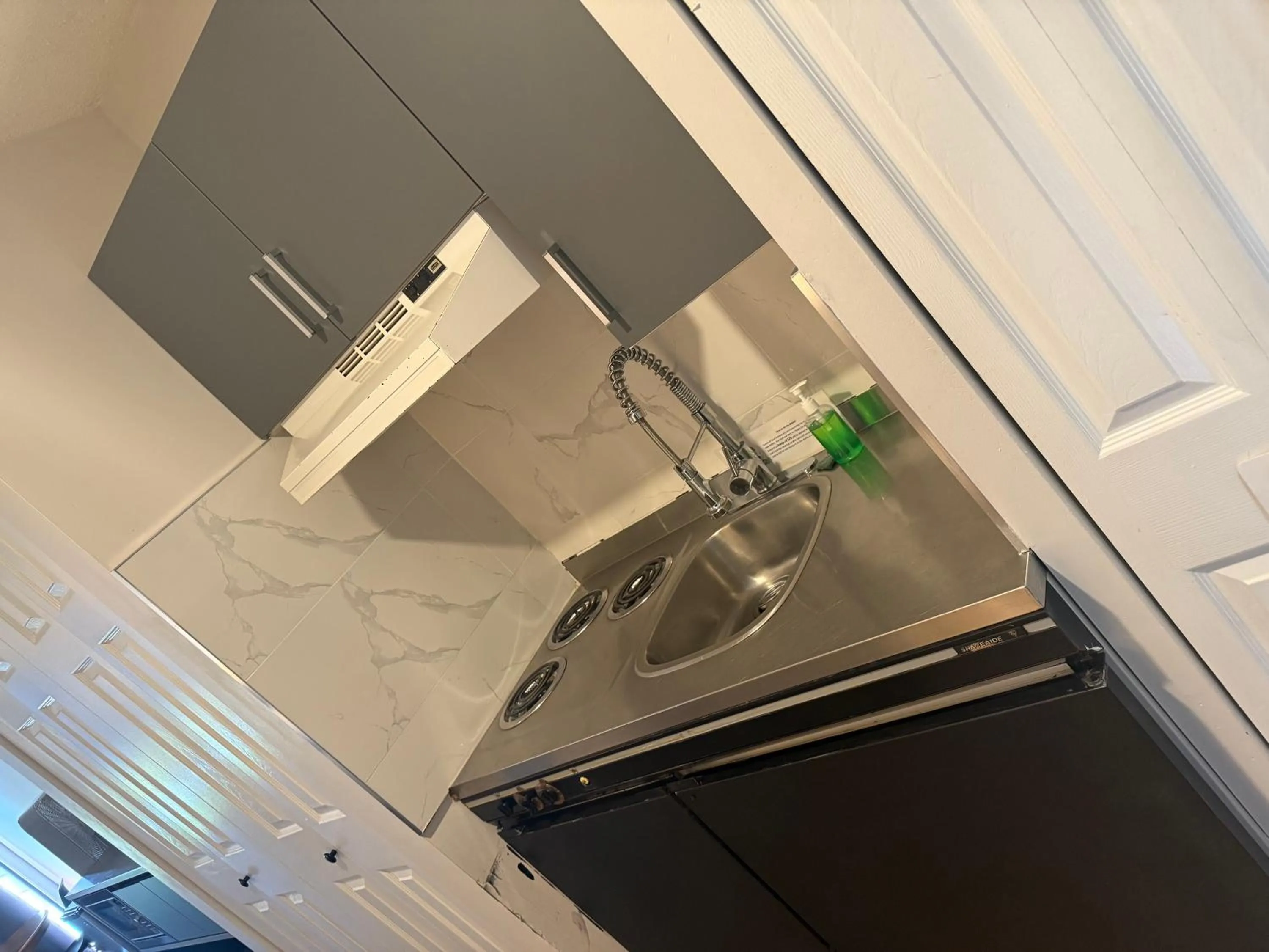 Kitchen or kitchenette in Sand Pebbles Inn