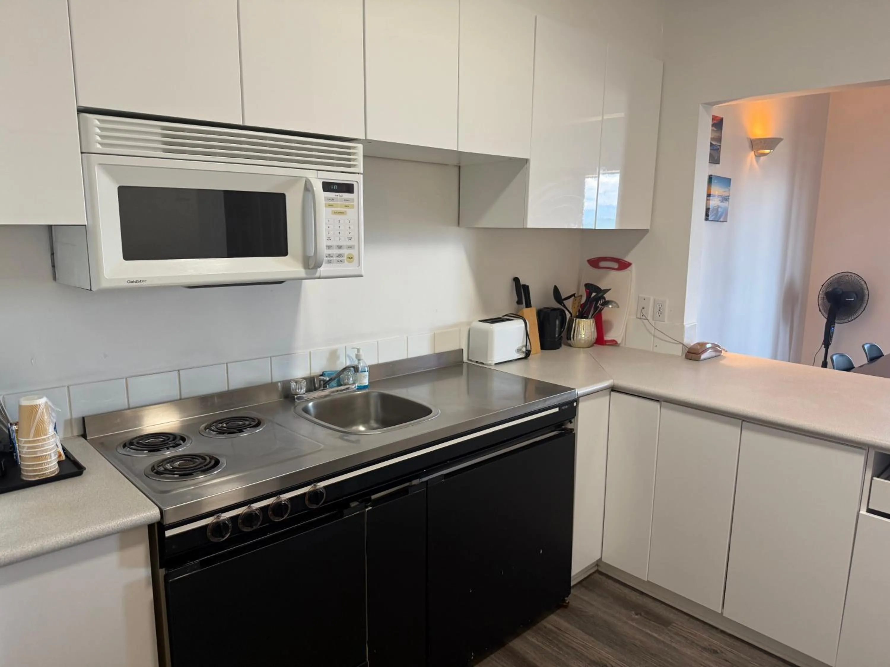 kitchen in Sand Pebbles Inn