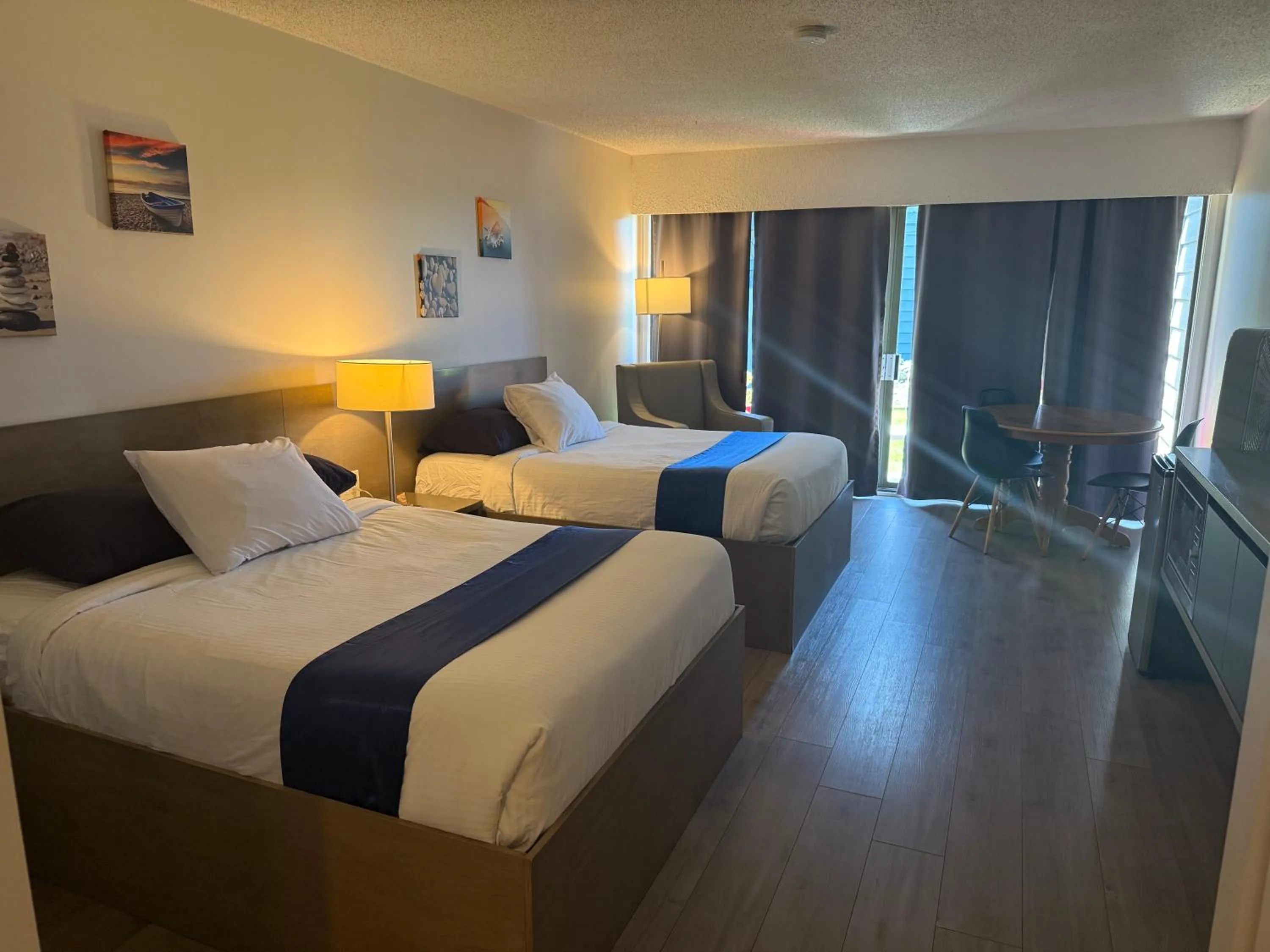 Bed in Sand Pebbles Inn