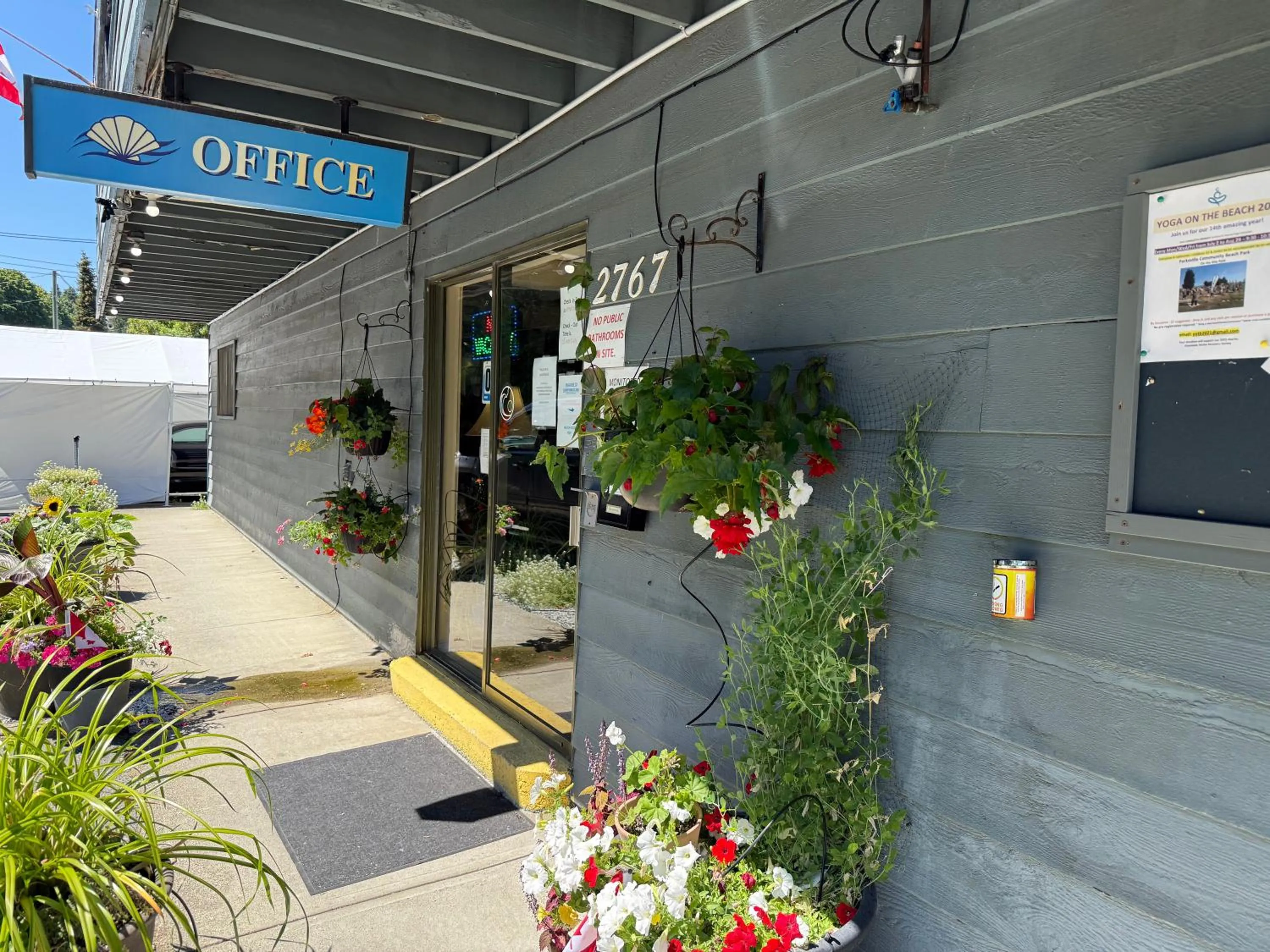 Facade/entrance in Sand Pebbles Inn
