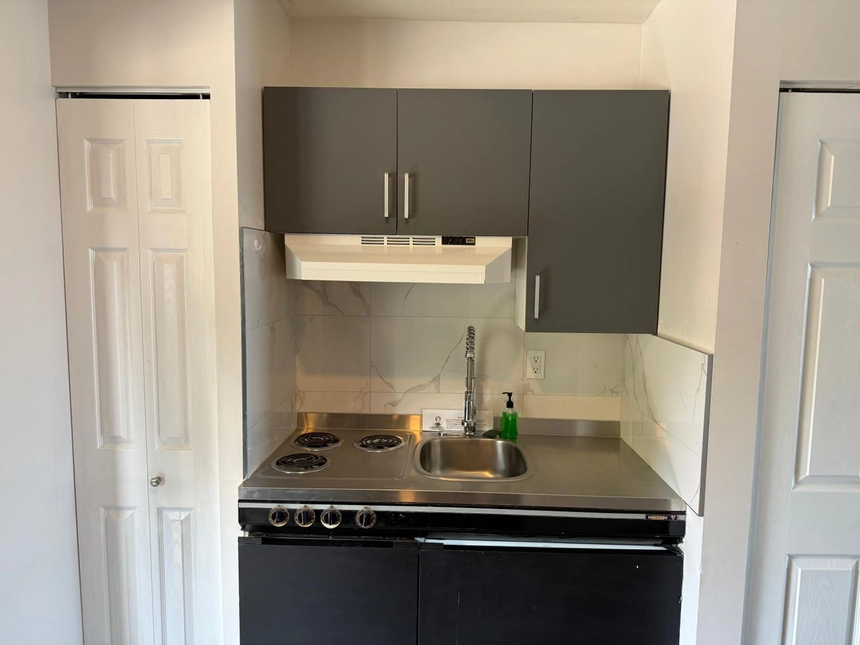 Kitchen or kitchenette in Sand Pebbles Inn