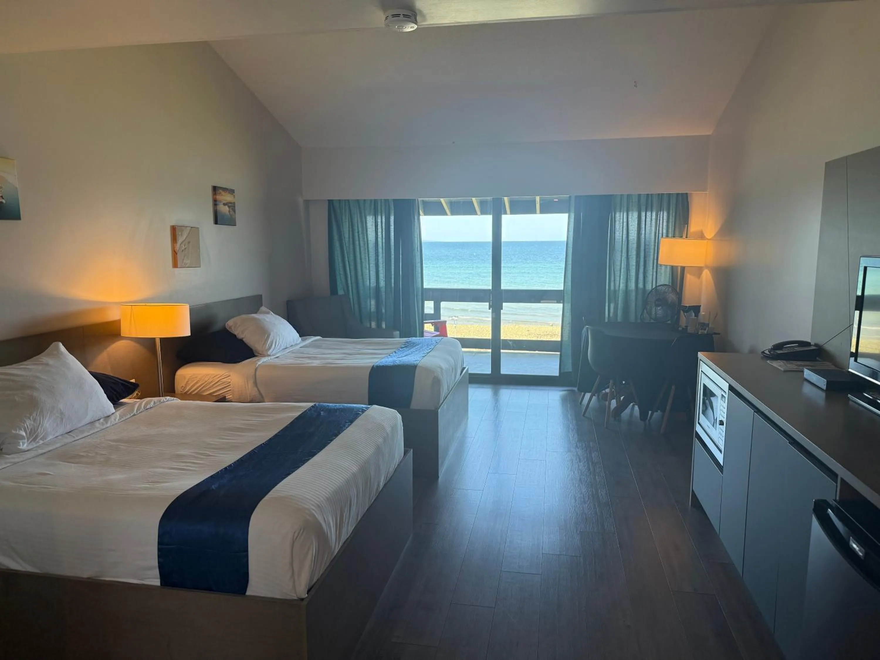 Photo of the whole room, Bed in Sand Pebbles Inn