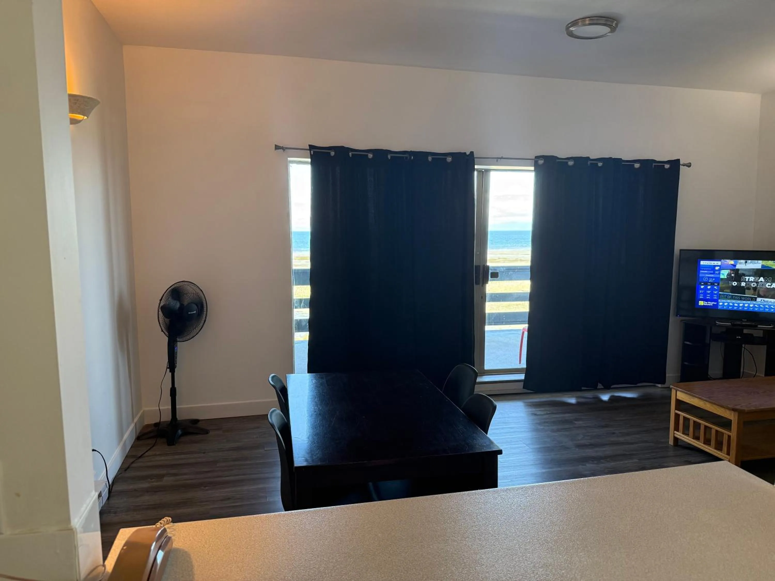 Dining area, Bed in Sand Pebbles Inn