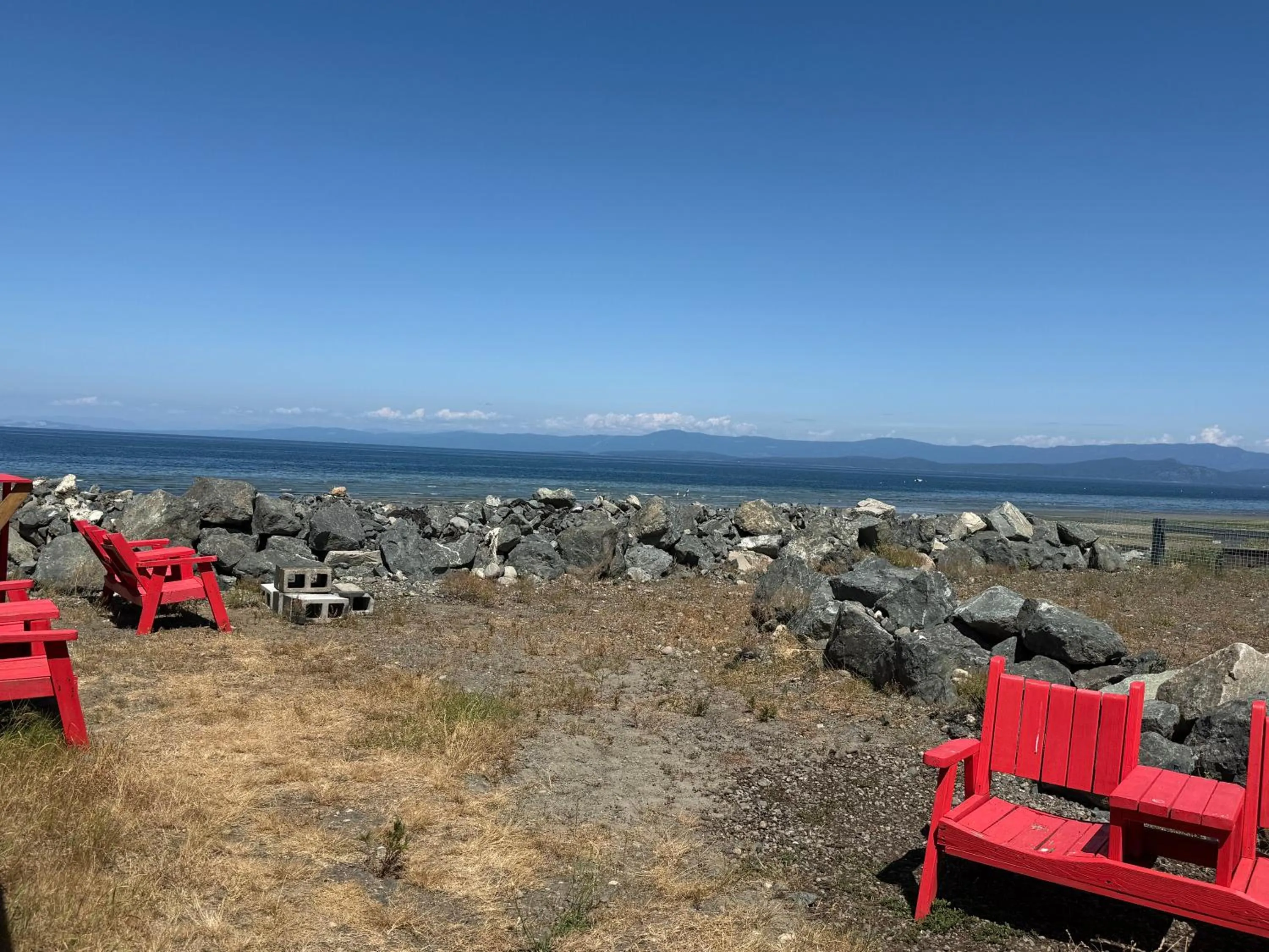 Seating area in Sand Pebbles Inn