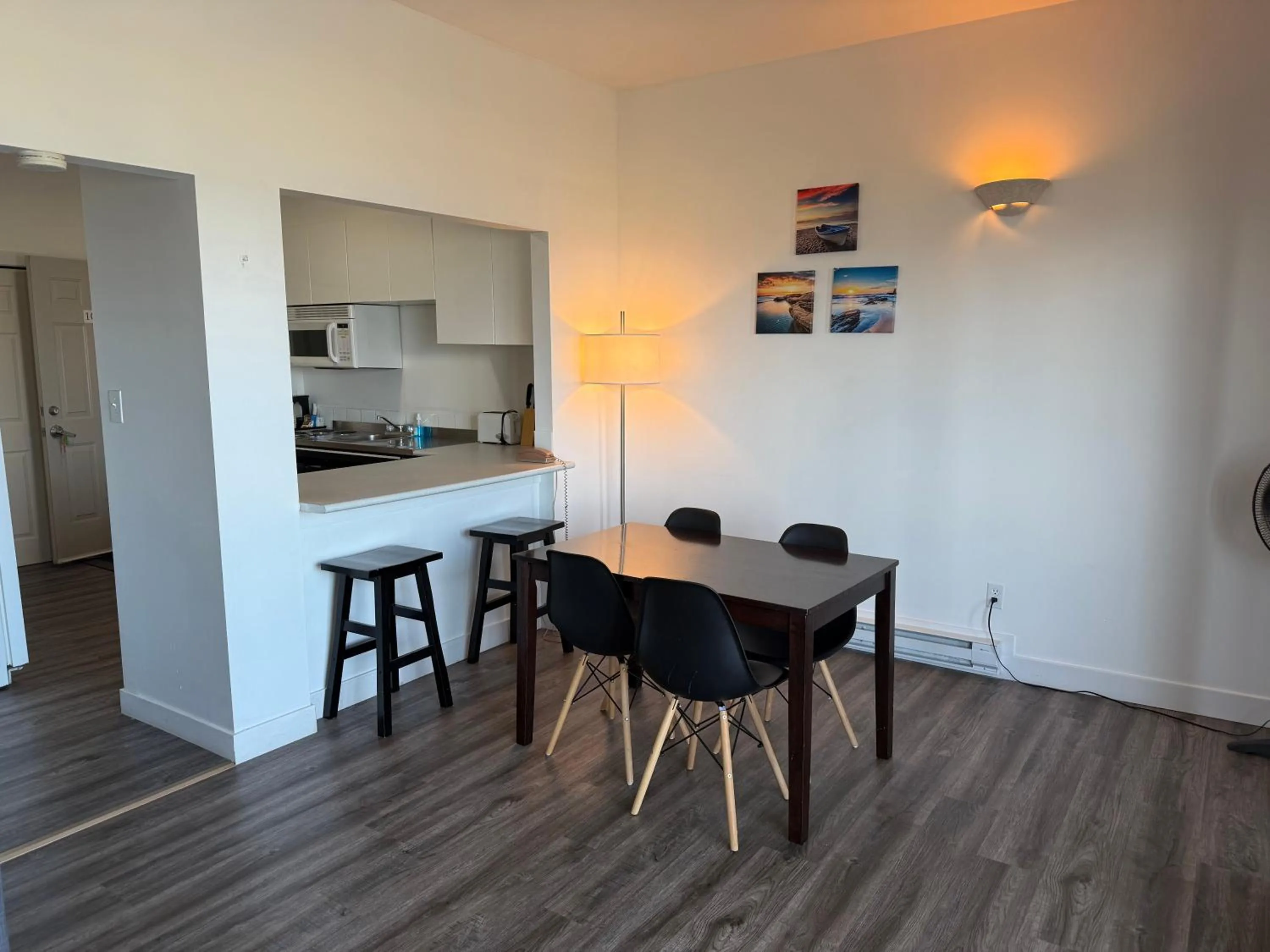 Seating area in Sand Pebbles Inn