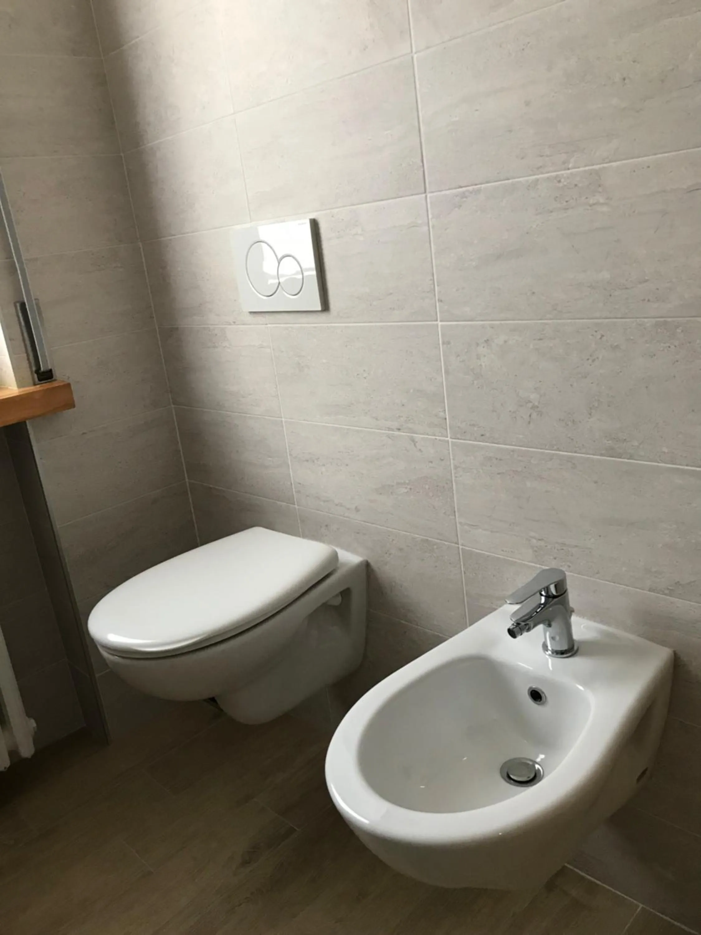 Toilet in B&B Magenta