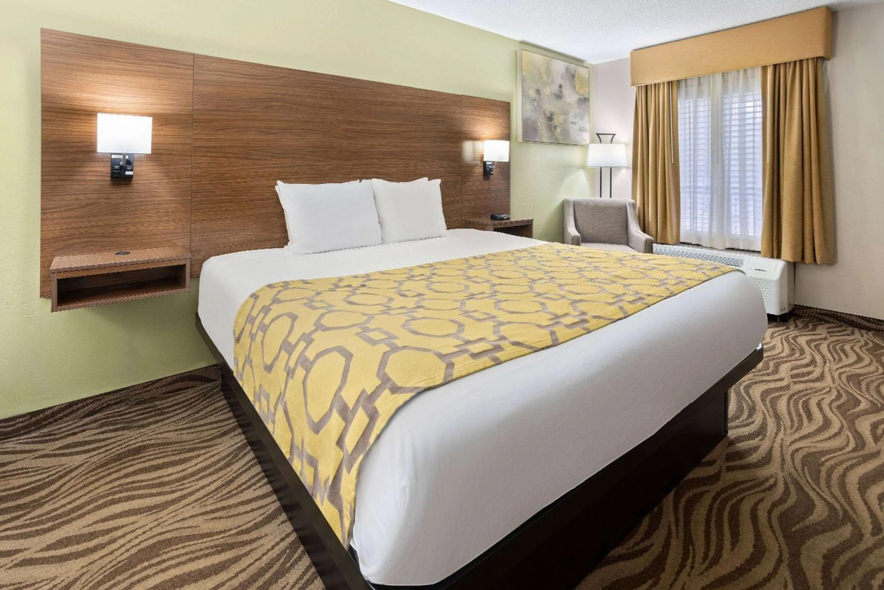 Photo of the whole room, Bed in Baymont by Wyndham Griffin