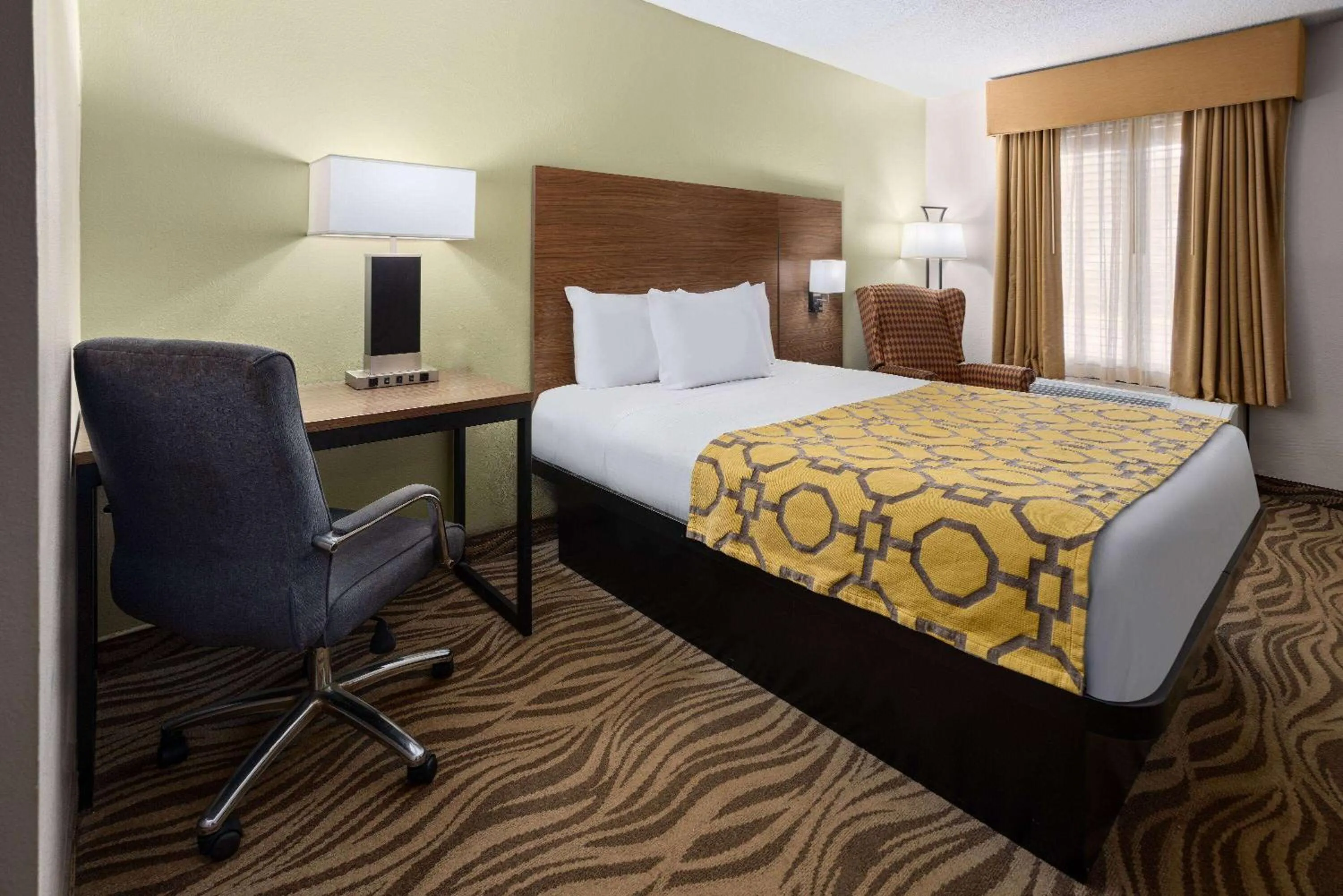 Photo of the whole room, Bed in Baymont by Wyndham Griffin