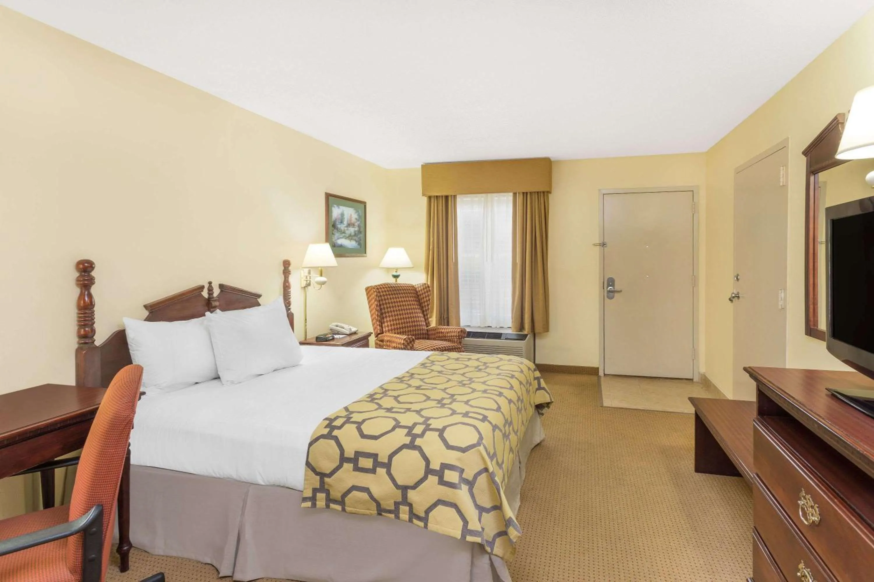 Photo of the whole room, Bed in Baymont by Wyndham Griffin