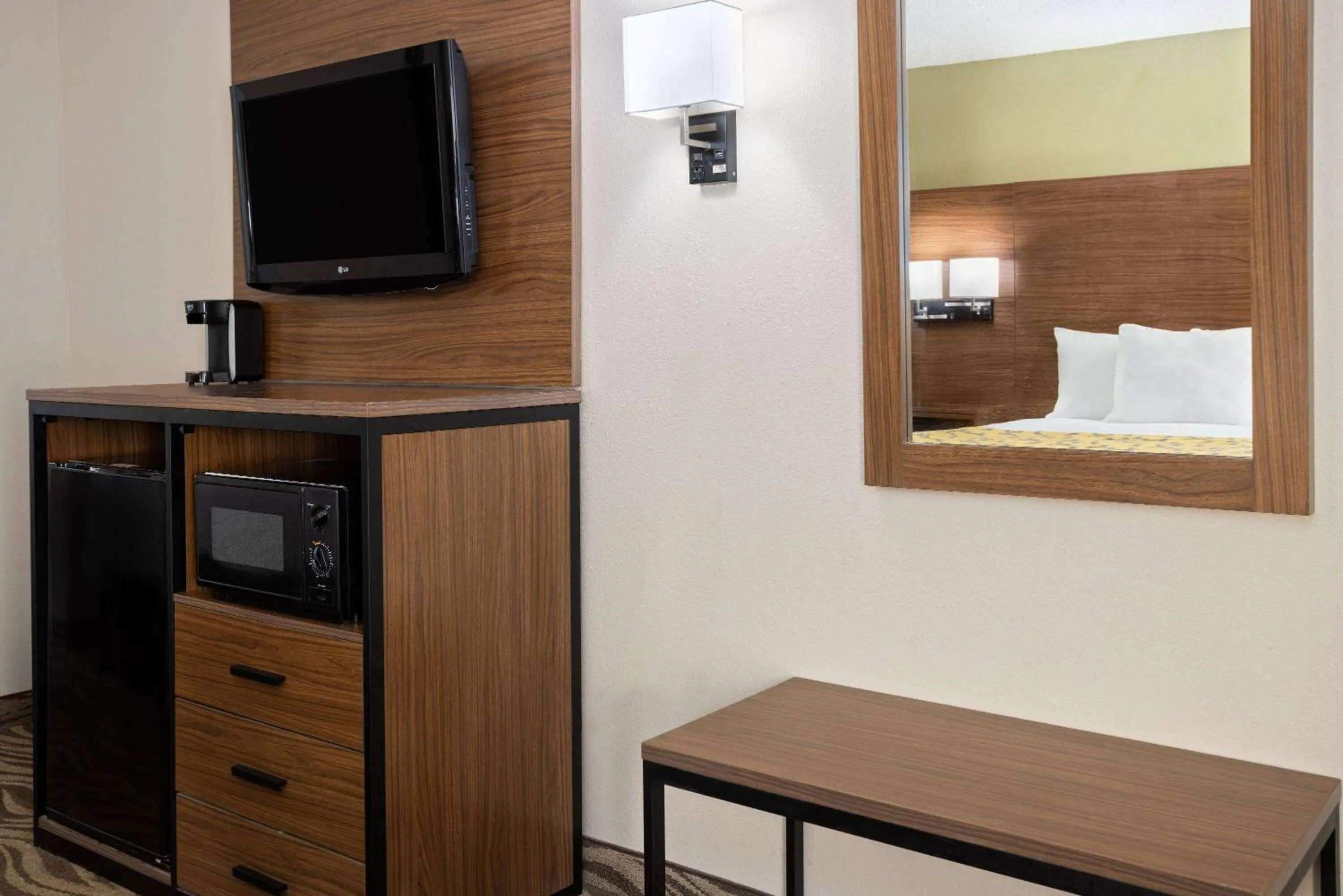 Photo of the whole room, Bed in Baymont by Wyndham Griffin