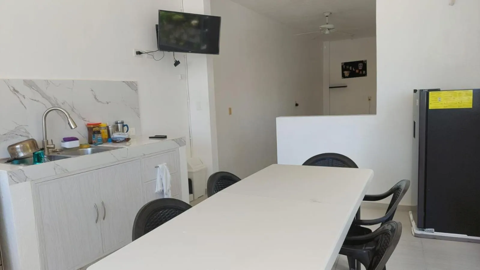 Communal kitchen in Thelmar Rooms Cancun