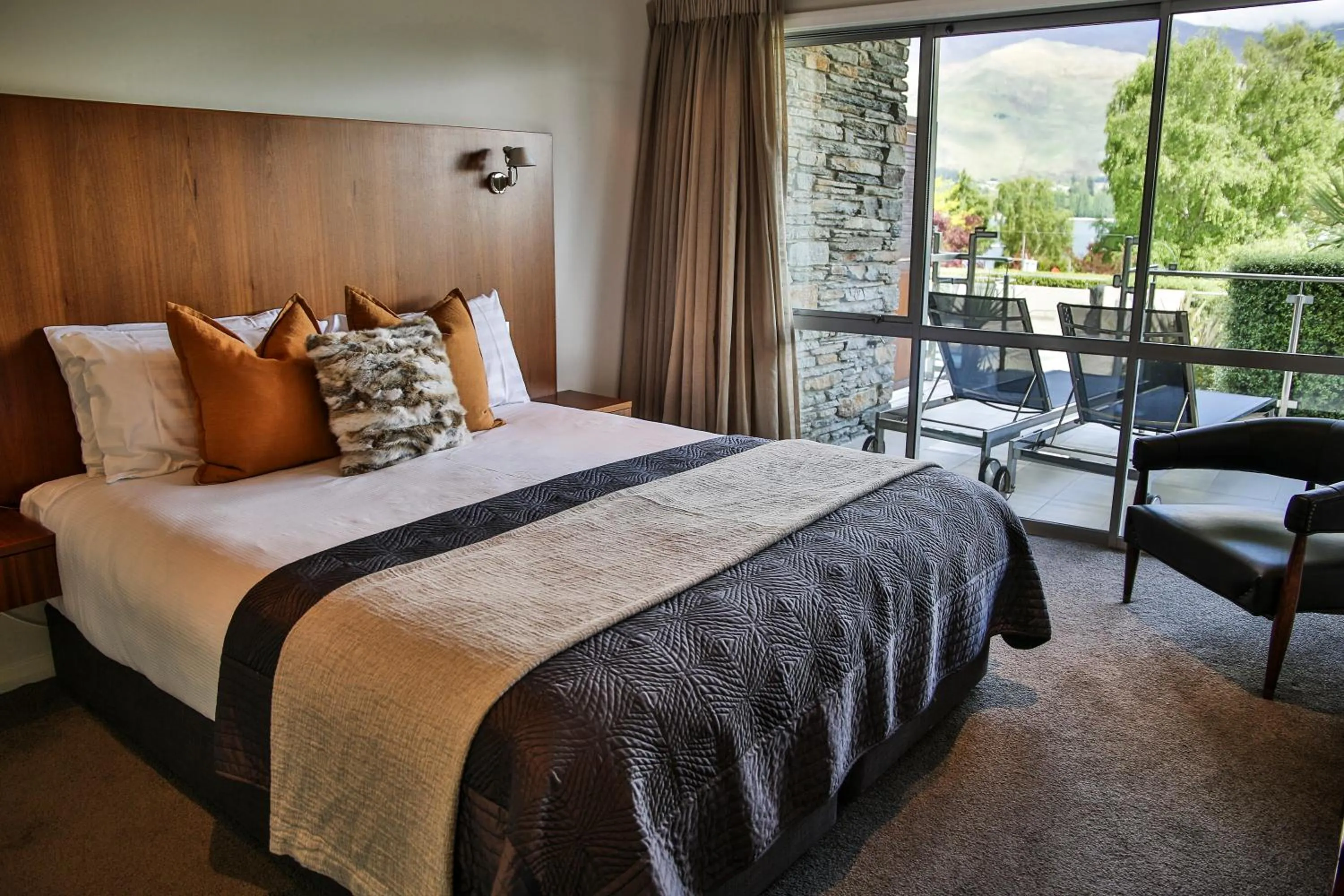 Bed in Lakeside Apartments