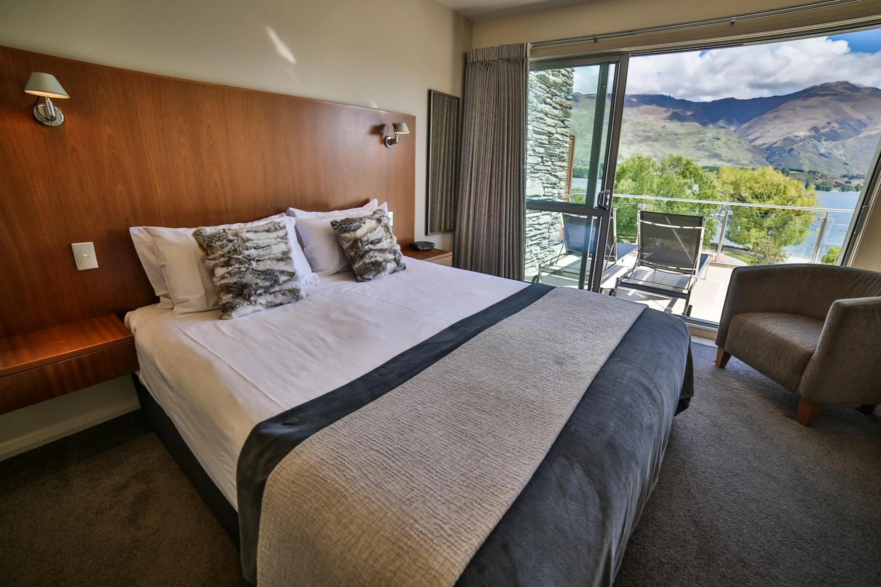 Bed in Lakeside Apartments