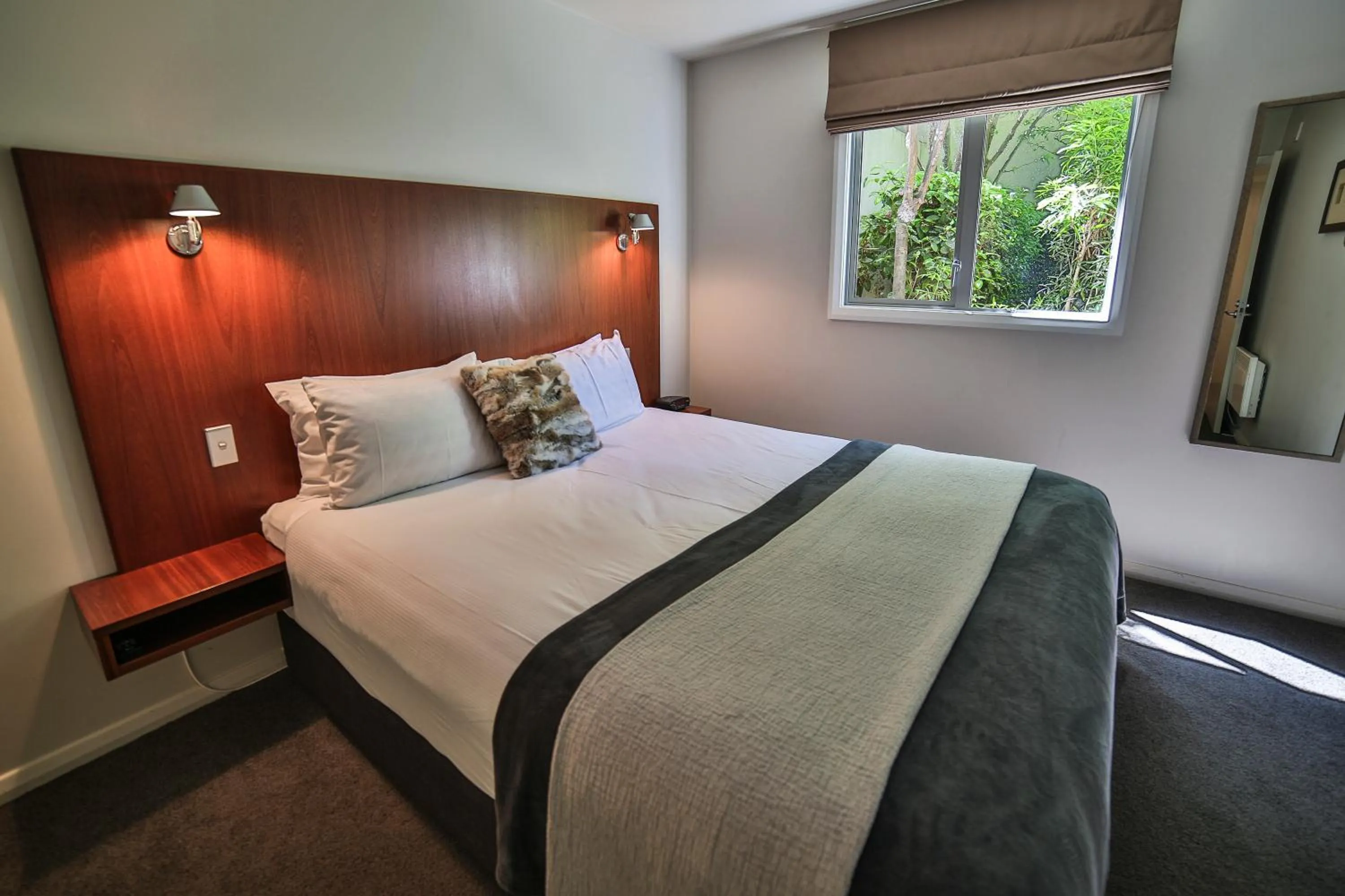 Bed in Lakeside Apartments