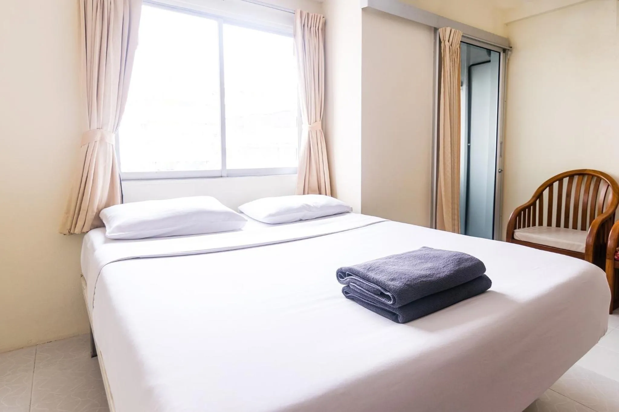 Bedroom, Bed in 18 Coins Budget Hotel