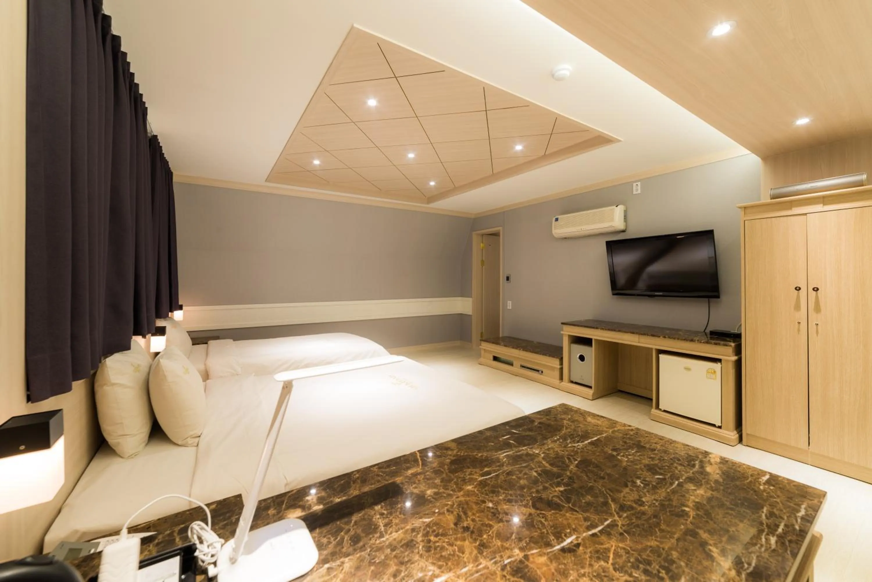 Bed in Reborn Suwon Silkroad Hotel