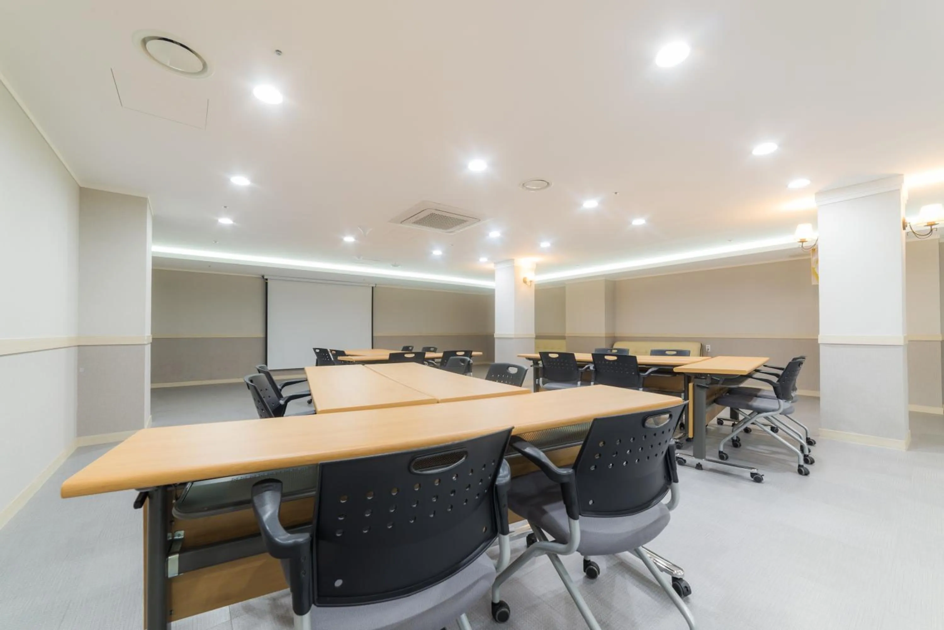 Meeting/conference room in Reborn Suwon Silkroad Hotel