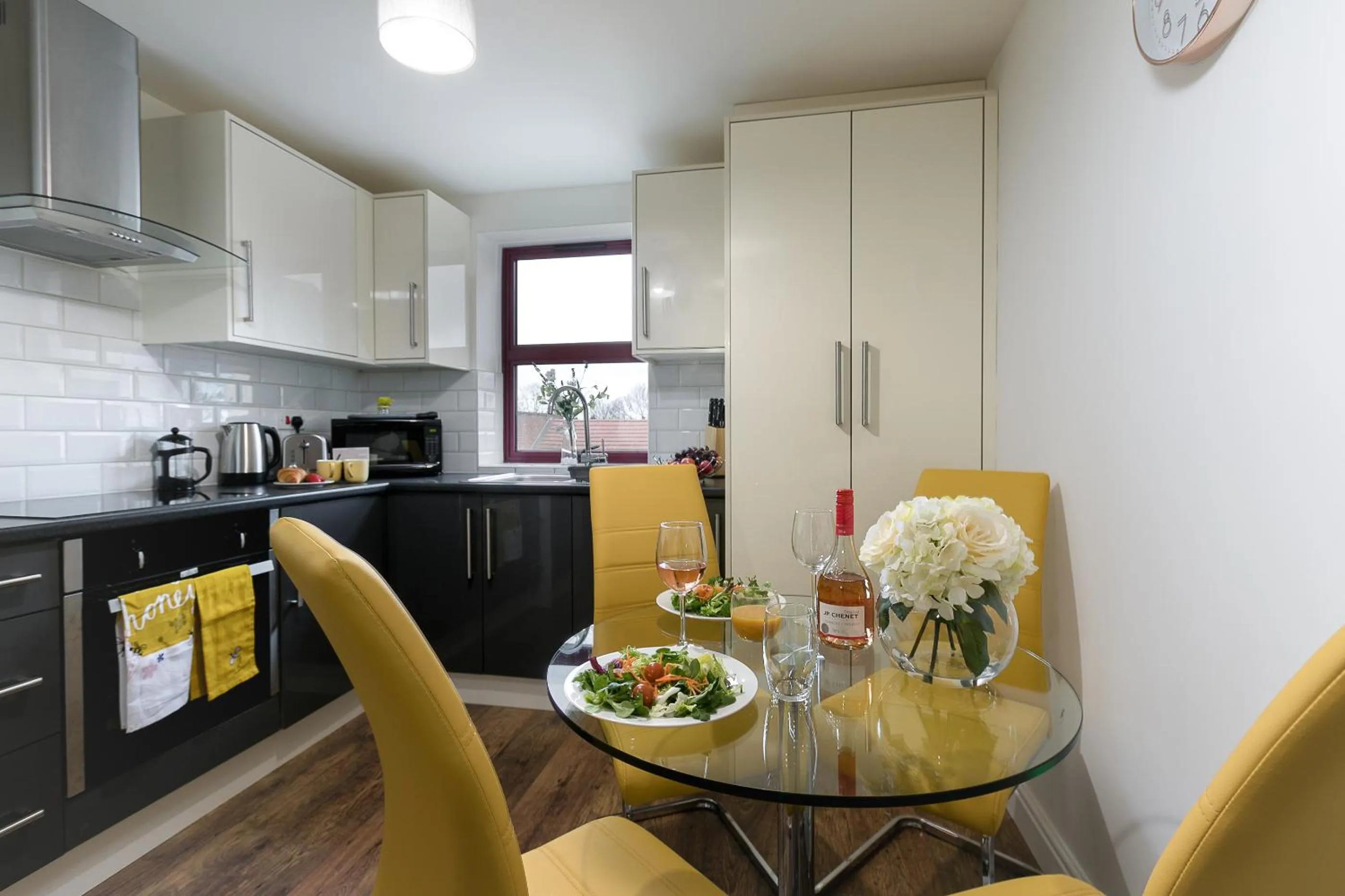 Kitchen or kitchenette in KVM - City Apartments - Contractors - Town Centre by KVM Stays