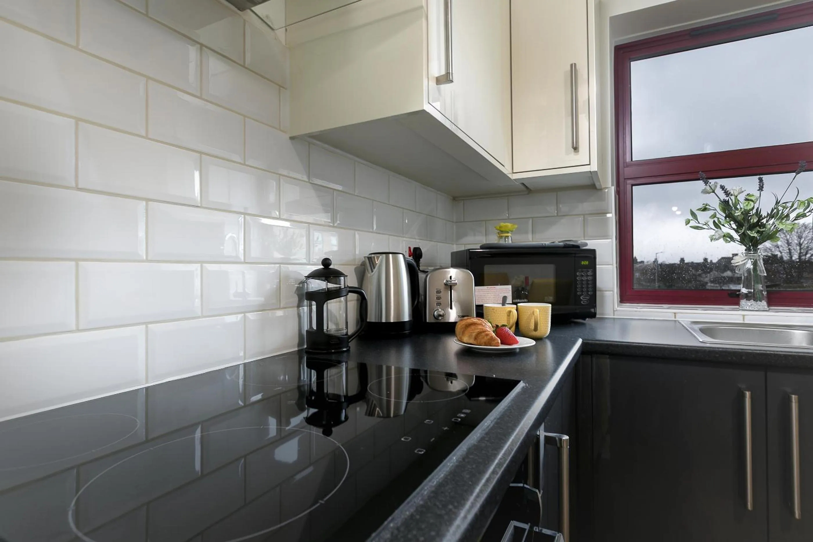 Kitchen or kitchenette in KVM - City Apartments - Contractors - Town Centre by KVM Stays
