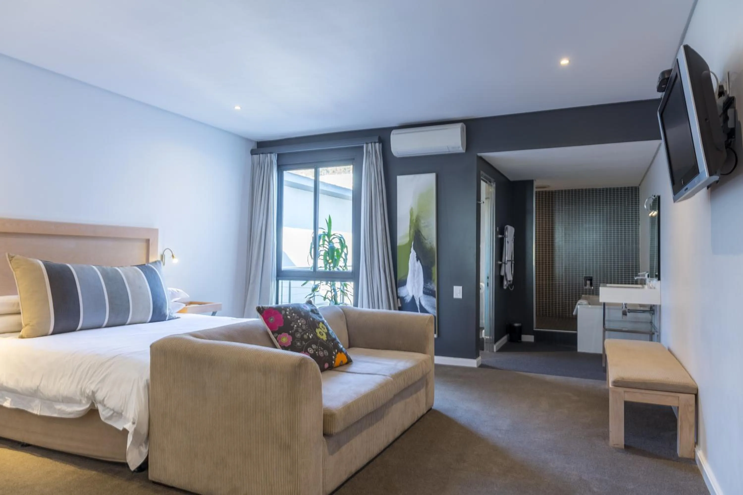 Bathroom, Bed in Head South Lodge