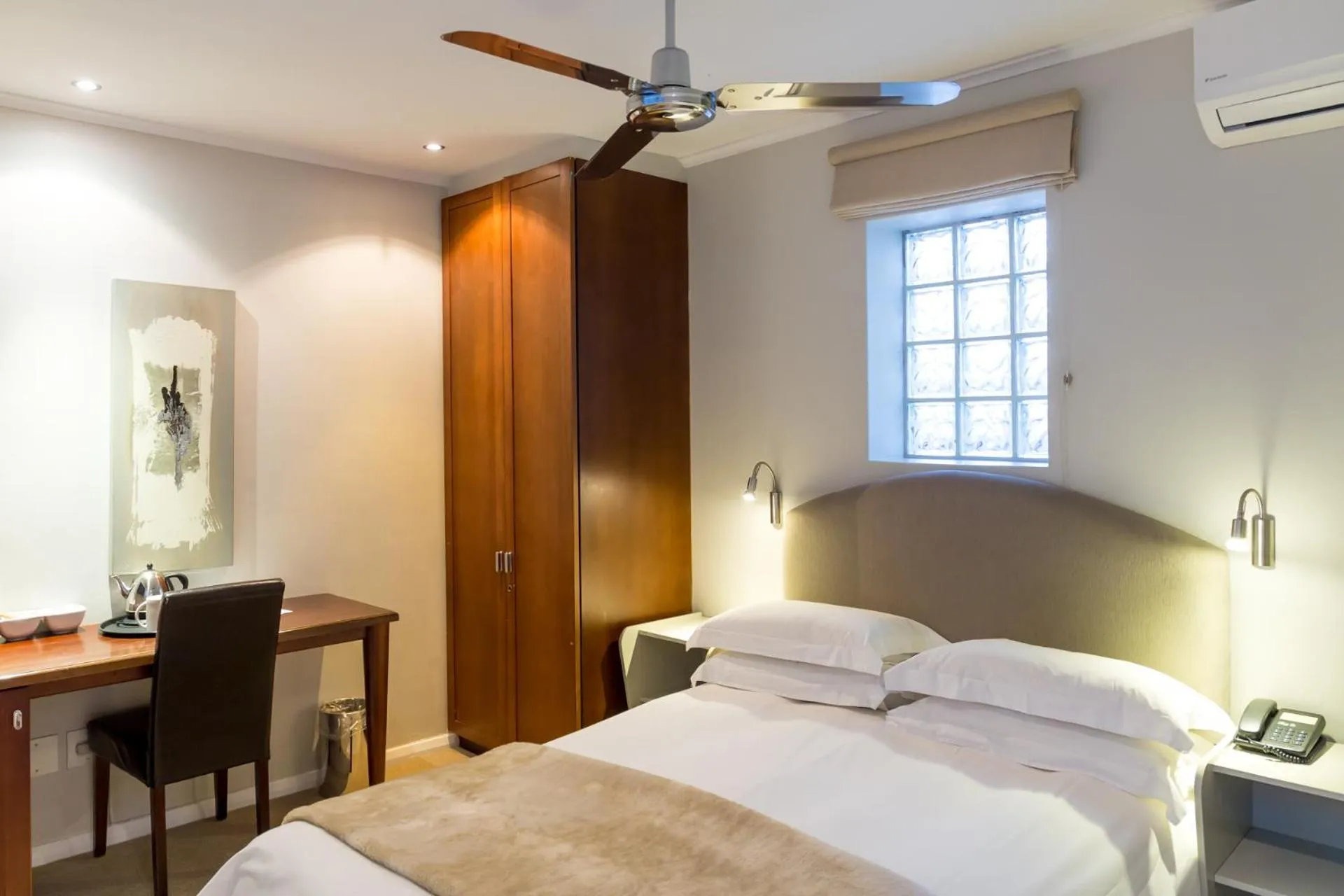 Bedroom, Bed in Head South Lodge