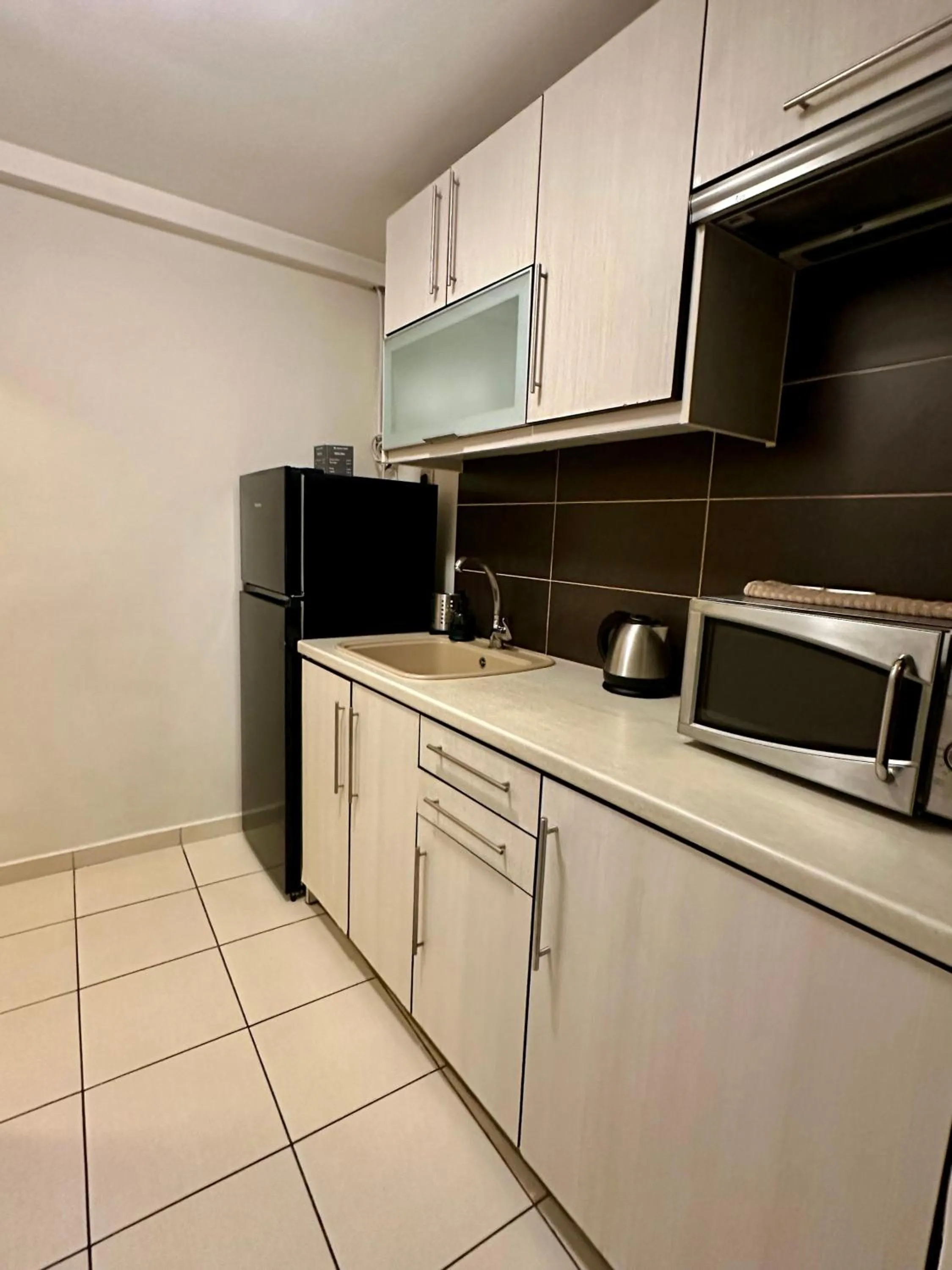 Kitchen or kitchenette in Mc Queen Rooms & Apartments