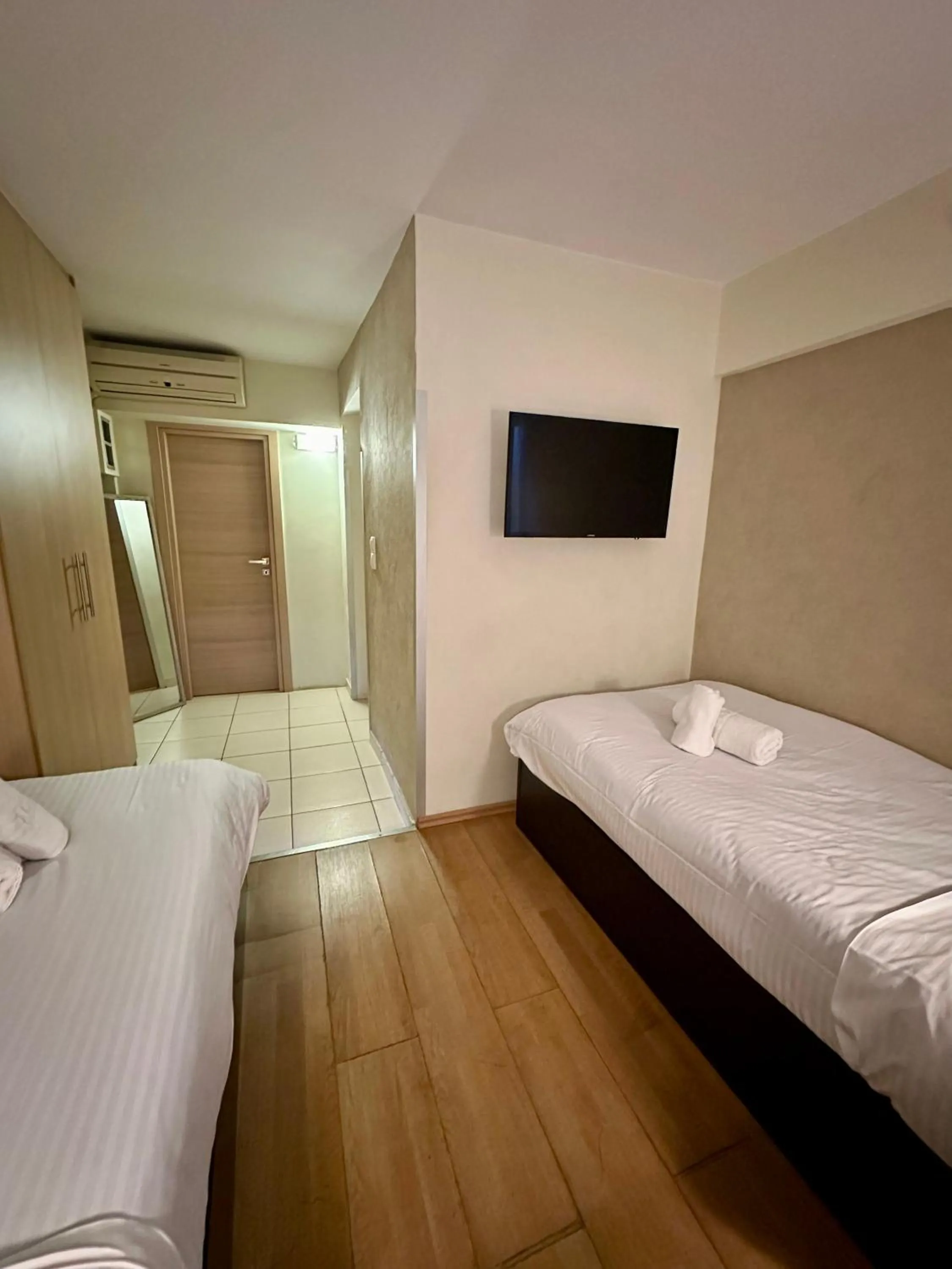 TV and multimedia, Bed in Mc Queen Rooms & Apartments
